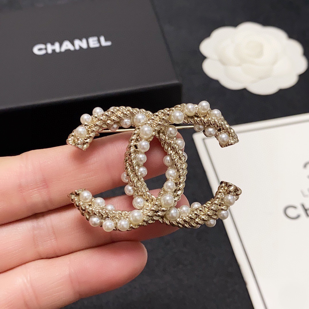 NO:862013,CHANEL Xiaoxiang counter's new pearl Chanel brooch is the accessory that understands women best. Women who devote all their efforts to being themselves tend to cherish the meaning of brooches more. Ms. Chanel pinned the brooch on her hat and told the fashionable ladies who imitated her [Broches are very practical. They can be pinned on the collar of a suit, on a pocket, on a hat, on a belt or on an evening dress. Boutique jewelry, chanel, chanel, business suit, brooch, breastpin, hats19860909CHANEL小香 专柜新款珍珠香奈儿胸针,是最懂女人的饰物.那些倾注了全部心血去做自己的女人,往往更珍惜胸针的意义.香奈儿女士把胸针别在帽子上,并告诉那些模仿她的时髦女士们[胸针可是非常实用,它可以别在西装领上、口袋上、帽子上、腰带上或者是晚礼服上,饰品精品,chanel,chanel,business suit,brooch，breastpin,hats,Jewelry