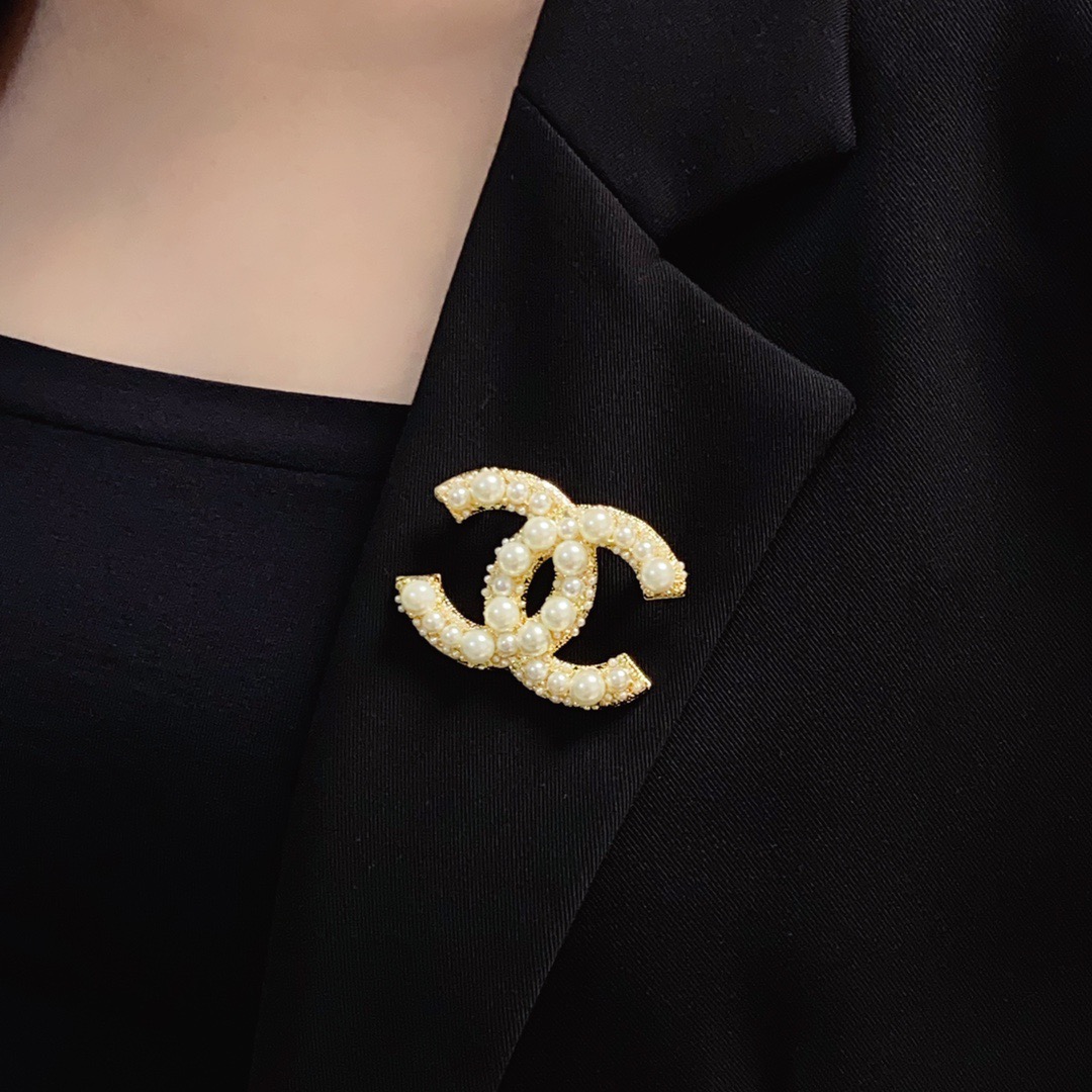 NO:862036,CHANEL Xiaoxiang counter's new synchronized pearl Chanel brooch is the accessory that understands women best. Women who devote all their efforts to being themselves tend to cherish the meaning of the brooch more. Ms. Chanel pinned the brooch on her hat and told the fashionable ladies who imitated her that 'brooches are very practical. They can be pinned on suit collars, pockets, hats, belts or evening dresses. Boutique jewelry, chanel, chanel, business  suit, brooch, breastpin, hats19860909CHANEL小香 专柜新款同步珍珠香奈儿胸针,是最懂女人的饰物.那些倾注了全部心血去做自己的女人,往往更珍惜胸针的意义.香奈儿女士把胸针别在帽子上,并告诉那些模仿她的时髦女士们[胸针可是非常实用,它可以别在西装领上、口袋上、帽子上、腰带上或者是晚礼服上,饰品精品,chanel,chanel,business suit,brooch，breastpin,hats,Jewelry