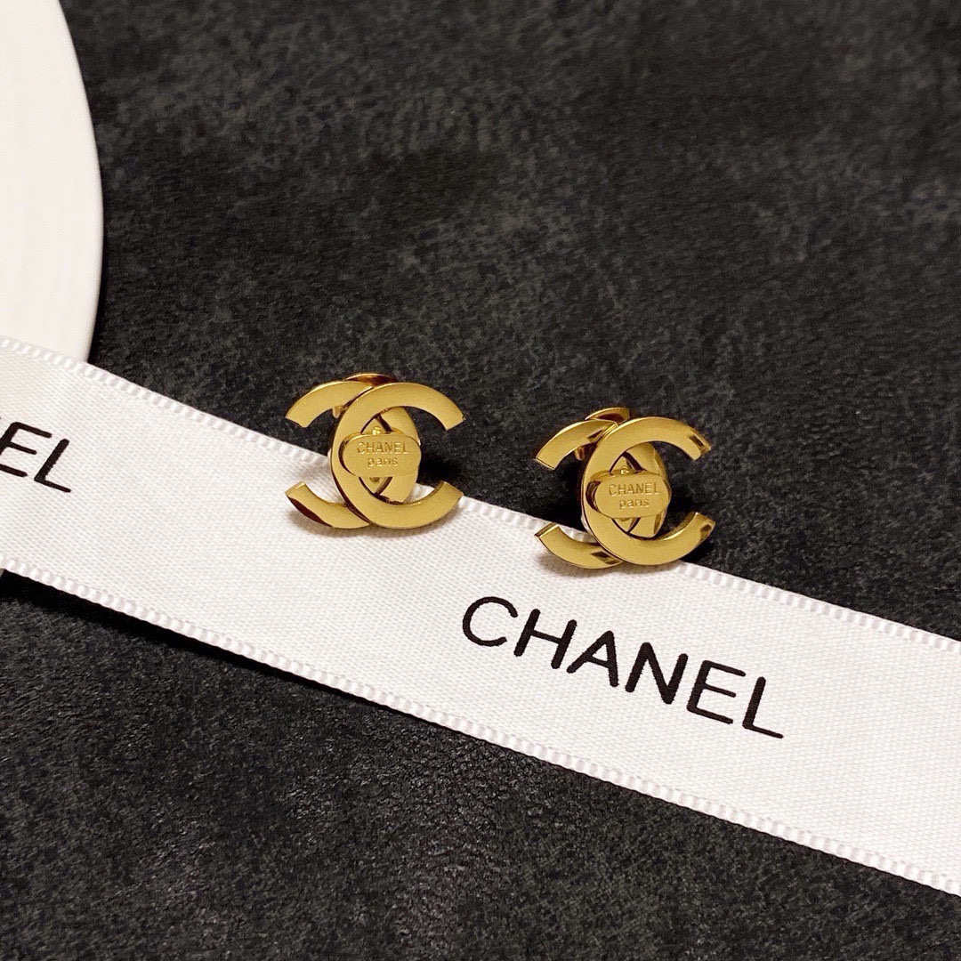 NO:862048,Xiaoxiang Chanel's new second-hand shiny earrings. Every detail is very fine. This design is very beautiful. This is really super beautiful and super fairy. A must-have for exquisite ladies, fine jewelry, chanel, earrings.19860909小香Chanel新款中古亮面耳钉耳环 每一个细节做工非常精细 这款设计非常美轮美奂这款真的超级美超级仙 精致小姐姐必备,饰品精品,chanel,earrings,Jewelry