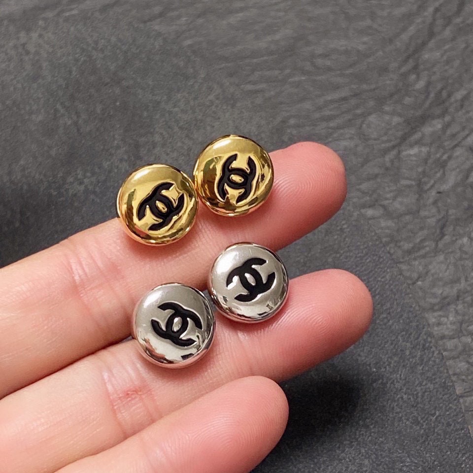 NO:862059,Chanel Xiaoxiang simple style small golden bean earrings are very popular recently. These earrings are really super beautiful. The design is simple, but the wearing effect is very good. Even my small earlobes are very okzp. The upper ear is made of brass and is super elegant. Boutique jewelry, chanel, earrings19860909Chanel 小香简约风格小金豆耳钉最近非常火的一款豆豆耳钉这款耳环真的超级美看着设计简单但是佩戴效果好看到爆就连我这种小耳垂的也很okzp黄铜材质 上耳超气质优雅,饰品精品,chanel,earrings,Jewelry