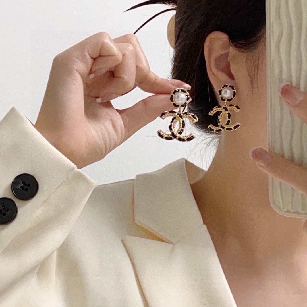 NO:862098,Chanel Xiaoxiang's new black leather drop earrings are available at the counter. The original earrings are made of the same brass material and are matched with sterling silver needle earrings. They are carefully crafted to create the highest cost performance and the highest quality in the entire network. Boutique jewelry, chanel, earrings, pure silver.19860909Chanel 小香 新款黑色皮革耳坠耳钉 专柜同步上新 耳环 原版一致黄铜材质搭配纯银针耳环 精工细作打造全网最高性价比最高品质,饰品精品,chanel,earrings,pure silver,Jewelry