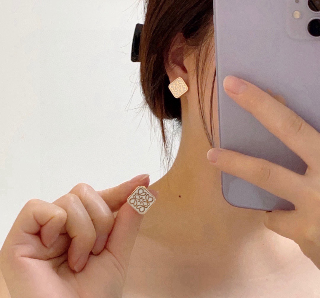 NO:862111,The new LOEWE square black and white stud earrings. I immediately fell in love with the L0EWE Anagram three-dimensional hanging earrings and a hoop buckle with a LOEWE carved rhombus buckle at the first sight. It is exquisite and durable. This is very suitable for any daily wear. ZP consistent brass material, the highest version on the Internet. Any comparison is welcome, small details need to be compared, fine jewelry, loewe, loewe, earrings19860909新款 罗意威LOEWE正方形黑白耳钉 第一眼看到立马就喜欢上了 L0EWE 罗意威 Anagram缠丝立体吊耳环以及一个带有LOEWE雕花菱形扣的圈形搭扣,精致耐看 这款非常适合日常任何穿搭,ZP一致黄铜材质,全网最高版本,欢迎任意对比, 小细节要对比,饰品精品,loewe,loewe,earrings,Jewelry