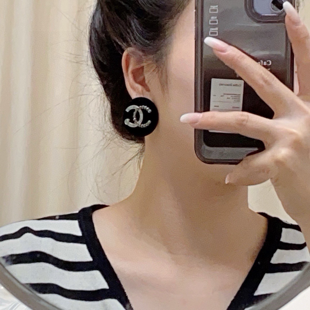 NO:864594,Chanel Chanel Double C Letter Autumn and Winter Plush Stud Earrings Beauty can never compete with classics. Chanel in its golden age is the most classic.  It is also the most tasteful. A woman is independent, elegant, charming, intellectual, retro, luxurious and not complicated. Double C is classic and versatile, simple but not simple!  925 silver needle, fine jewelry, chanel, chanel, gold19860909Chanel香奈Chanel字母双C秋冬款毛绒耳钉 美丽永远敌不过经典 黄金时期的香奈就是最经典．也是最有味道的 女人独立优雅魅力知性复古奢华不繁复 双C经典百搭 简约不简单！925银针,饰品精品,chanel,chanel,gold,Jewelry