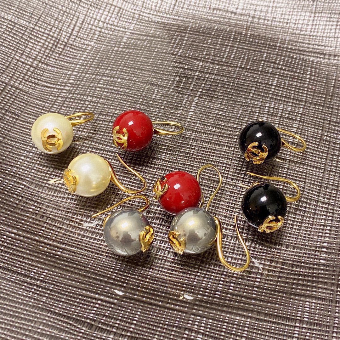 NO:864606,The new Chanel Xiaoxiang double C small simple New Year red cherry color, gray, black, white pearl earrings and ear hooks. This earring is really super beautiful. It looks simple in design, but the wearing effect is amazing. Even me with small earlobes are very okzp. The upper ear is super elegant, jewelry boutique, chanel, earrings19860909新款Chanel 小香双C小号简约新年红车厘子色、灰色、黑色、白色珍珠耳钉耳钩这款耳环真的超级美看着设计简单但是佩戴效果好看到爆就连我这种小耳垂的也很okzp上耳超气质优雅,饰品精品,chanel,earrings,Jewelry