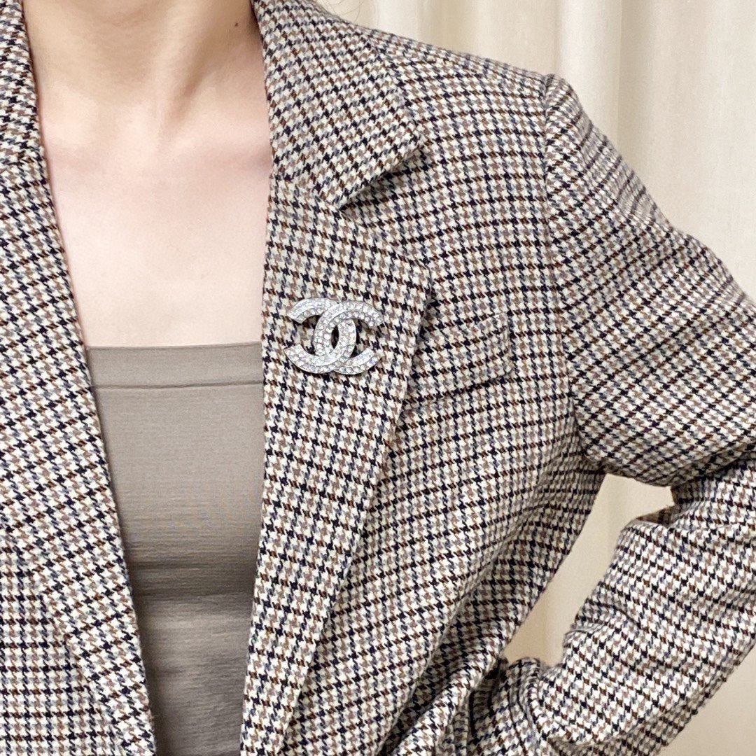 NO:864535,CHANEL Xiaoxiang counter's new full-diamond Chanel brooch is the accessory that understands women best. Women who devote all their efforts to being themselves tend to cherish the meaning of the brooch more. Ms. Chanel pinned the brooch on her hat and told the fashionable ladies who imitated her that 'brooches are very practical. They can be pinned on the collar of a suit, on a pocket, on a hat, on a belt or on an evening dress. Boutique jewelry, chanel, chanel, business  suit, brooch, breastpin, hats19860909CHANEL小香 专柜新款满钻香奈儿胸针,是最懂女人的饰物.那些倾注了全部心血去做自己的女人,往往更珍惜胸针的意义.香奈儿女士把胸针别在帽子上,并告诉那些模仿她的时髦女士们[胸针可是非常实用,它可以别在西装领上、口袋上、帽子上、腰带上或者是晚礼服上,饰品精品,chanel,chanel,business suit,brooch，breastpin,hats,Jewelry