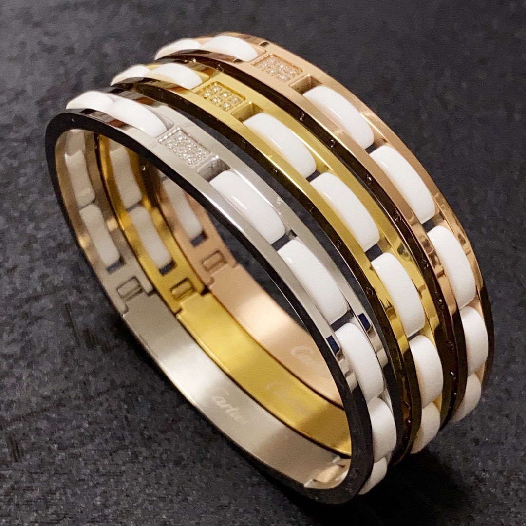 NO:864560,Cartier's official website has recently released a popular narrow version of fine diamond-encrusted white ceramic bracelets with imported Seiko and color-preserving 18k high-end customization and top-notch craftsmanship. The counter logo is clearly engraved and there are no blind spots at 3 degrees!  The new narrow version design is more refined ~ For such a beautiful thing, you must have super white, high-quality jewelry, cartier, cartier, bracelet19860909Cartier 卡地亚官网最新发布 火爆窄版细款镶钻白陶瓷手镯进口精工保色18k高端定制顶级工艺 专柜logo刻字清晰 3度无死角！全新的窄版设计 更显精致～如此美物 你必须拥有超级显白,饰品精品,cartier,cartier,bracelet,Jewelry