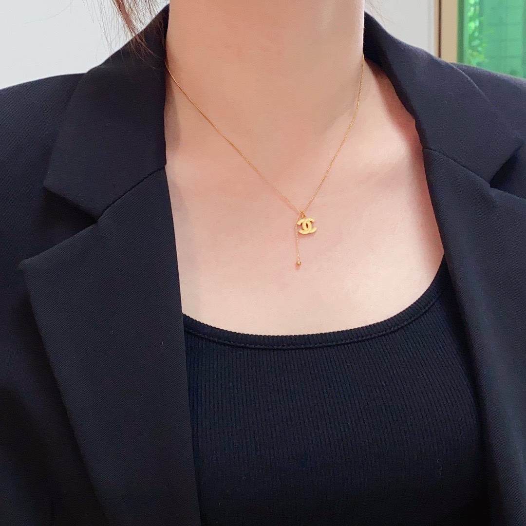 NO:864611,Xiaohongshu recommends Chanel's latest double C medieval string necklace, 14K stainless steel, color-preserving and super personalized. The versatile style is particularly amazing. The overall details are very surprising. The design is full of sense. It not only brings out personal confidence and taste, the style is elegant and fashionable, highlighting the French elegance. The meticulous details make it more attractive to wear. Boutique jewelry, chanel, chanel, necklace19860909小红书爆款推荐香奈儿Chanel最新款双C中古细绳项链14K精钢保色超个性,百搭款特别特别赞,整体细节非常令人惊喜,设计感十足,不仅带出个人自信及品味,款式典雅而时尚,突显法式高雅气息,加上一丝不苟的细节,使得佩戴起来更具吸引力,饰品精品,chanel,chanel,necklace,Jewelry