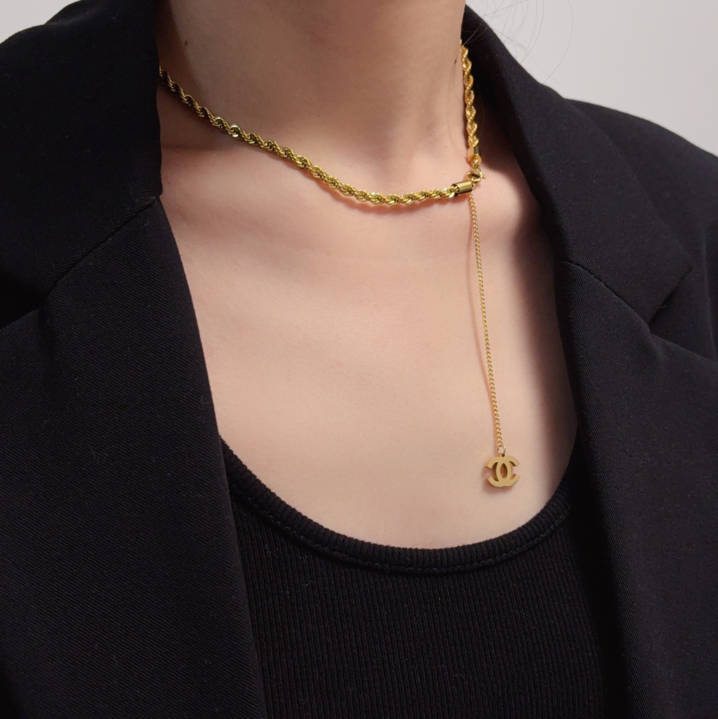 NO:864633,Xiaohongshu recommends Chanel's latest double-C fine chain necklace, which is made of stainless steel and is color-preserving and super personalized. The versatile style is particularly good. The overall details are very surprising. The design is full of sense. It not only brings out personal confidence and taste, the style is elegant and fashionable, highlighting the French elegance. The meticulous details make it more attractive to wear. Fine jewelry, chanel, chanel, necklace19860909小红书推荐爆款香奈儿Chanel最新款双C细链条项链精钢保色超个性,百搭款特别特别赞,整体细节非常令人惊喜,设计感十足,不仅带出个人自信及品味,款式典雅而时尚,突显法式高雅气息,加上一丝不苟的细节,使得佩戴起来更具吸引力,饰品精品,chanel,chanel,necklace,Jewelry