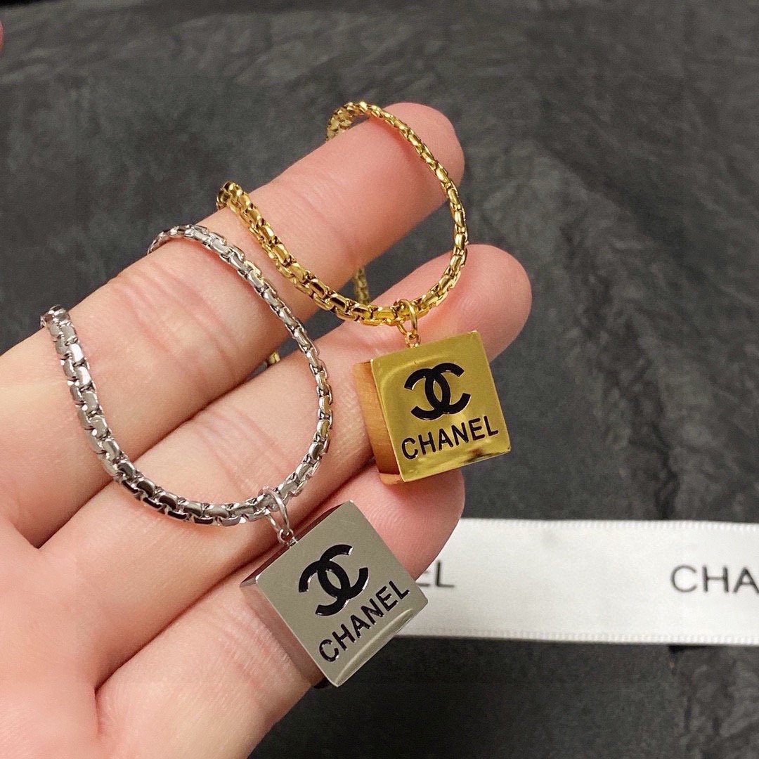 NO:864645,Chanel Chanel's latest double C long sweater chain necklace, stainless steel, color-preserving and super personalized, the versatile style is particularly amazing, the overall details are very surprising, and the design is full of sense. It not only brings out personal confidence and taste, the style is elegant and fashionable, highlighting the French elegance, and the meticulous details make it more attractive to wear. Boutique jewelry, chanel, chanel, sweaters, necklace19860909香奈儿Chanel最新款双C长款毛衣链项链精钢保色超个性,百搭款特别特别赞,整体细节非常令人惊喜,设计感十足,不仅带出个人自信及品味,款式典雅而时尚,突显法式高雅气息,加上一丝不苟的细节,使得佩戴起来更具吸引力,饰品精品,chanel,chanel,sweaters,necklace,Jewelry