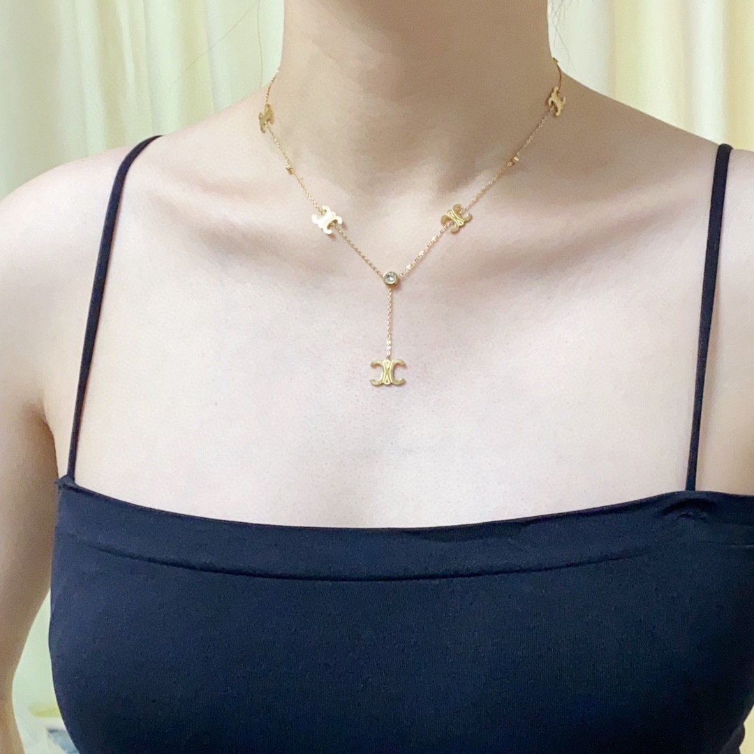 NO:864657,Xiaohongshu’s popular Celine Arc de Triomphe large diamond pendant necklace 14K stainless steel color-preserving material engraved with hollow patterns!  Super chic, simple and versatile, literary and artistic personality, bringing you a fashionable experience. Recommended for cracking the wall!  A very easy-to-match, very casual one. You can match it with anything. Fine jewelry, celine, celine, necklace.19860909小红书爆款Celine赛琳凯旋门大钻吊坠项链14K精钢保色材质雕刻镂空图案！超炸Chic感 ,简洁百搭、文艺个性,带给你时髦体验 墙裂推荐！超级好搭配的一款非常休闲的一款 随意搭配都可以,饰品精品,celine,celine,necklace,Jewelry