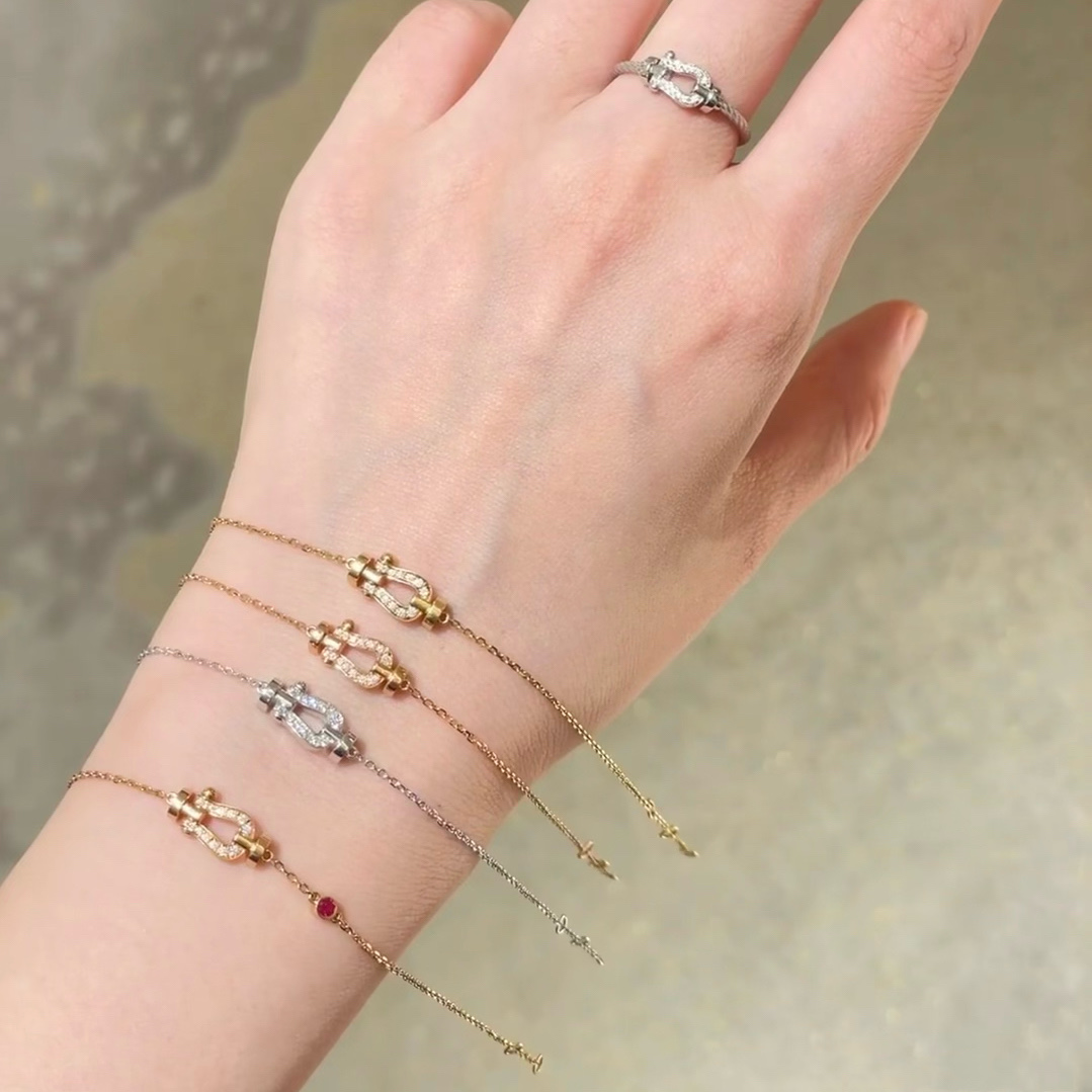 NO:864669,New product release hot half-diamond rose gold, silver, gold string Fred Feiden half-full diamond small horseshoe buckle unisex high-quality bracelet big brand fashion exquisite FORCE series necklace high-end customization ~ sub-gold micro-plating 18k gold craftsmanship horseshoe buckle head necklace!  The upper body effect is very versatile. Internet celebrity, a must-have item for fashionistas. Rose gold buckles for men and women, couples style, jewelry boutique, necklace, bracelet19860909新品发布火爆半钻玫瑰金、银色、金色细绳费雷德 Fred斐登半满钻小马蹄扣中性款高品质手链大牌 时尚 精致FORCE 系列项链高端定制～亚金微电镀18k金工艺 精工马蹄扣头项链！上身效果非常百搭 网红达人 时尚一族必备单品 玫瑰金扣头男女同款情侣款,饰品精品,necklace,bracelet,Jewelry
