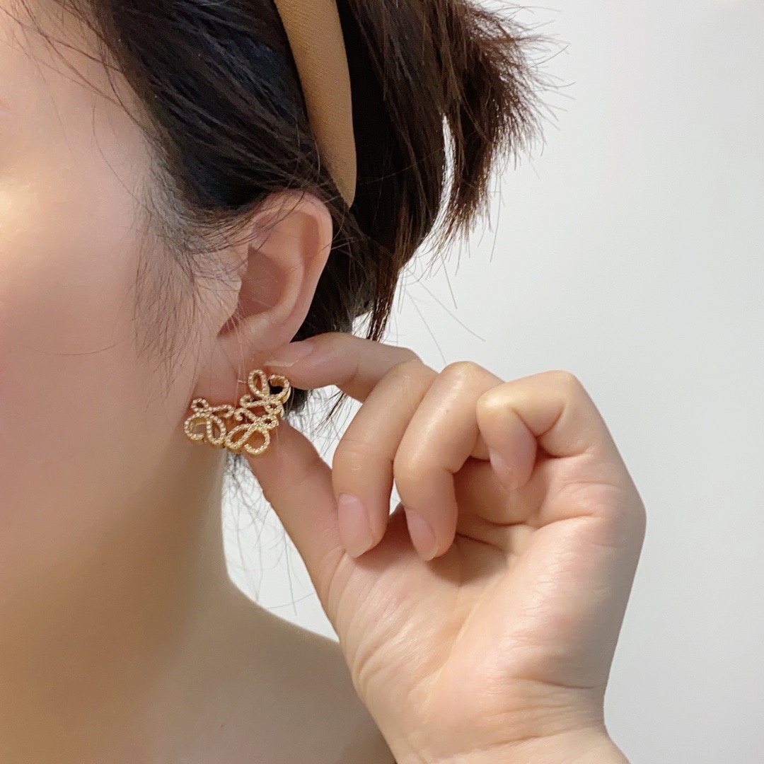 NO:864690,The new LOEWE full-diamond earrings. I immediately fell in love with L0EWE Anagram three-dimensional hanging earrings and a hoop buckle with LOEWE carved rhombus buckle at the first sight. It is exquisite and durable. This is very suitable for any daily wear. ZP consistent brass material, the highest version on the Internet. Any comparison is welcome, small details need to be compared, fine jewelry, loewe, loewe, earrings19860909新款 罗意威LOEWE满钻耳钉 第一眼看到立马就喜欢上了 L0EWE 罗意威 Anagram缠丝立体吊耳环以及一个带有LOEWE雕花菱形扣的圈形搭扣,精致耐看 这款非常适合日常任何穿搭,ZP一致黄铜材质,全网最高版本,欢迎任意对比, 小细节要对比,饰品精品,loewe,loewe,earrings,Jewelry