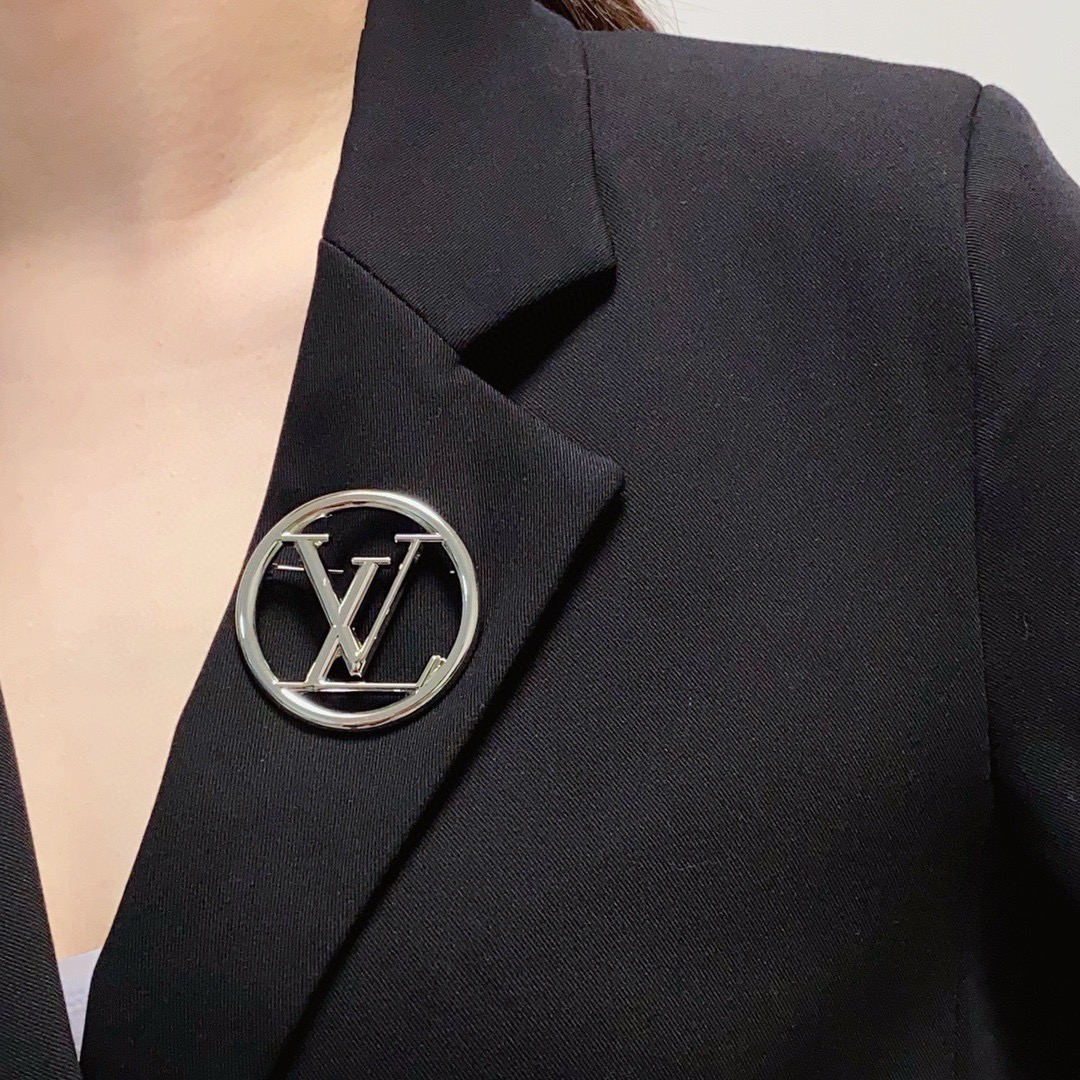 NO:864674,LV Louis Vuitton counter's new bright silver brooch is the accessory that understands women best. Women who devote all their efforts to being themselves tend to cherish the meaning of brooches more. Ms. LV pins the brooch on her hat and tells the fashionable ladies who imitate her [Broches are very practical. They can be pinned on the collar of a suit, on a pocket, on a hat, on a belt or on an evening dress. Boutique jewelry, louis vuitton, louis vuitton, business  suit, brooch, breastpin, hats19860909Lv路易威登专柜新款亮银胸针,是最懂女人的饰物.那些倾注了全部心血去做自己的女人,往往更珍惜胸针的意义.LV女士把胸针别在帽子上,并告诉那些模仿她的时髦女士们[胸针可是非常实用,它可以别在西装领上、口袋上、帽子上、腰带上或者是晚礼服上,饰品精品,louis vuitton,louis vuitton,business suit,brooch，breastpin,hats,Jewelry