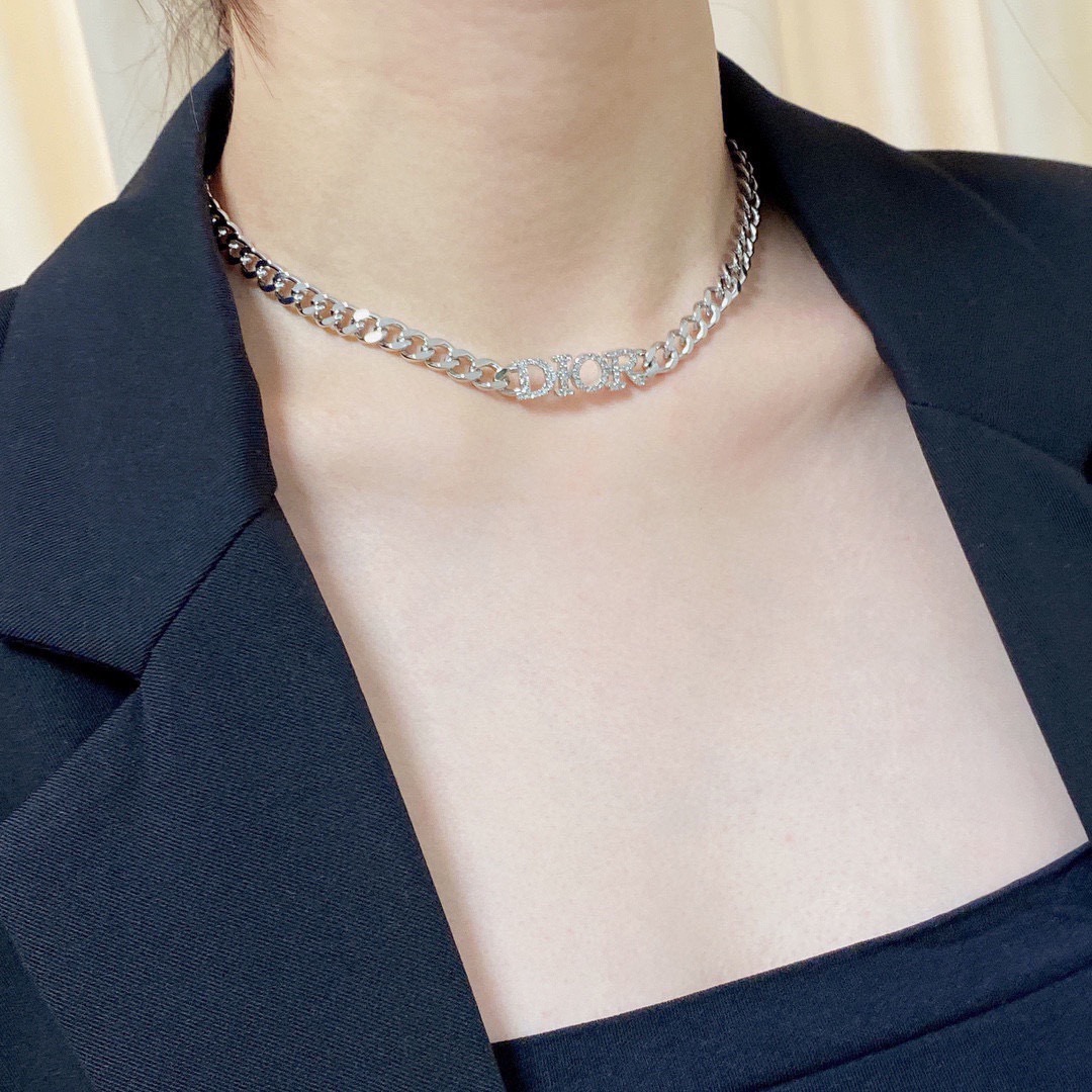 NO:864707,Dior's latest fashion necklace with letters and diamonds is super personalized and versatile. The overall details are very surprising. The design is full of sense. It not only brings out personal confidence and taste, the style is elegant and fashionable, highlighting the French elegance. The meticulous details make it more attractive to wear. Boutique jewelry, dior, dior, necklace19860909迪奥Dior字母镶钻最新款时尚项链超个性,百搭款特别特别赞,整体细节非常令人惊喜,设计感十足,不仅带出个人自信及品味,款式典雅而时尚,突显法式高雅气息,加上一丝不苟的细节,使得佩戴起来更具吸引力,饰品精品,dior,dior,necklace,Jewelry