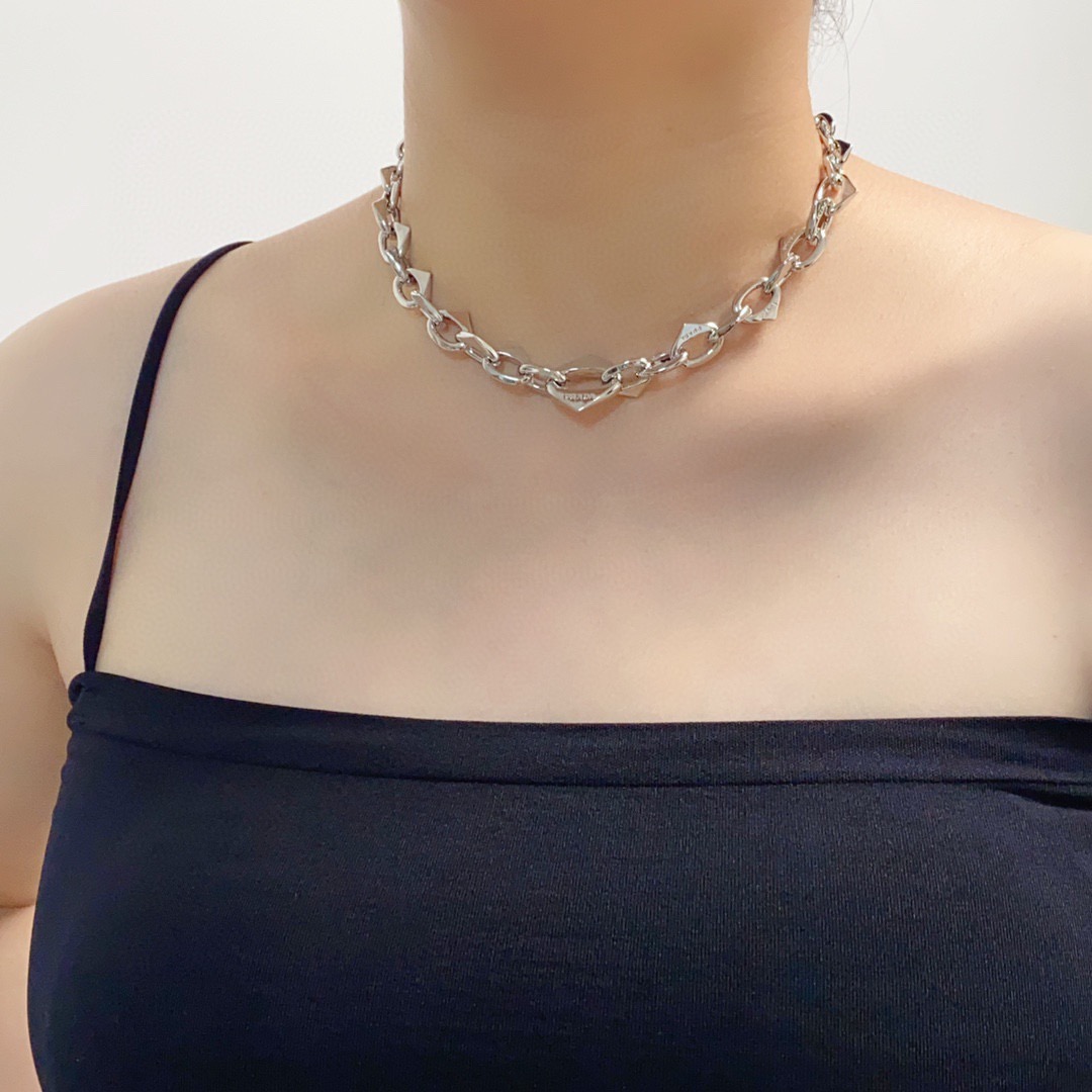 NO:864750,PRADA Prada triangle high version fashion thick necklace Each triangle engraved logo official website selection exclusive high-end quality real shot picture purchasing level exquisite workmanship and delicate heavy industry version super fairy aesthetic one super careful workmanship can be used for shopping, dating and work, good matching, jewelry boutique, prada, prada, necklace19860909PRADA普拉达三角形高版本时尚粗项链 每个三角形雕刻Logo官网精选款独家高端品质实拍图代购级别做工精致细腻重工版本超级仙女唯美的一款做工超级细心逛街 约会 上班都可以很好的搭配,饰品精品,prada,prada,necklace,Jewelry