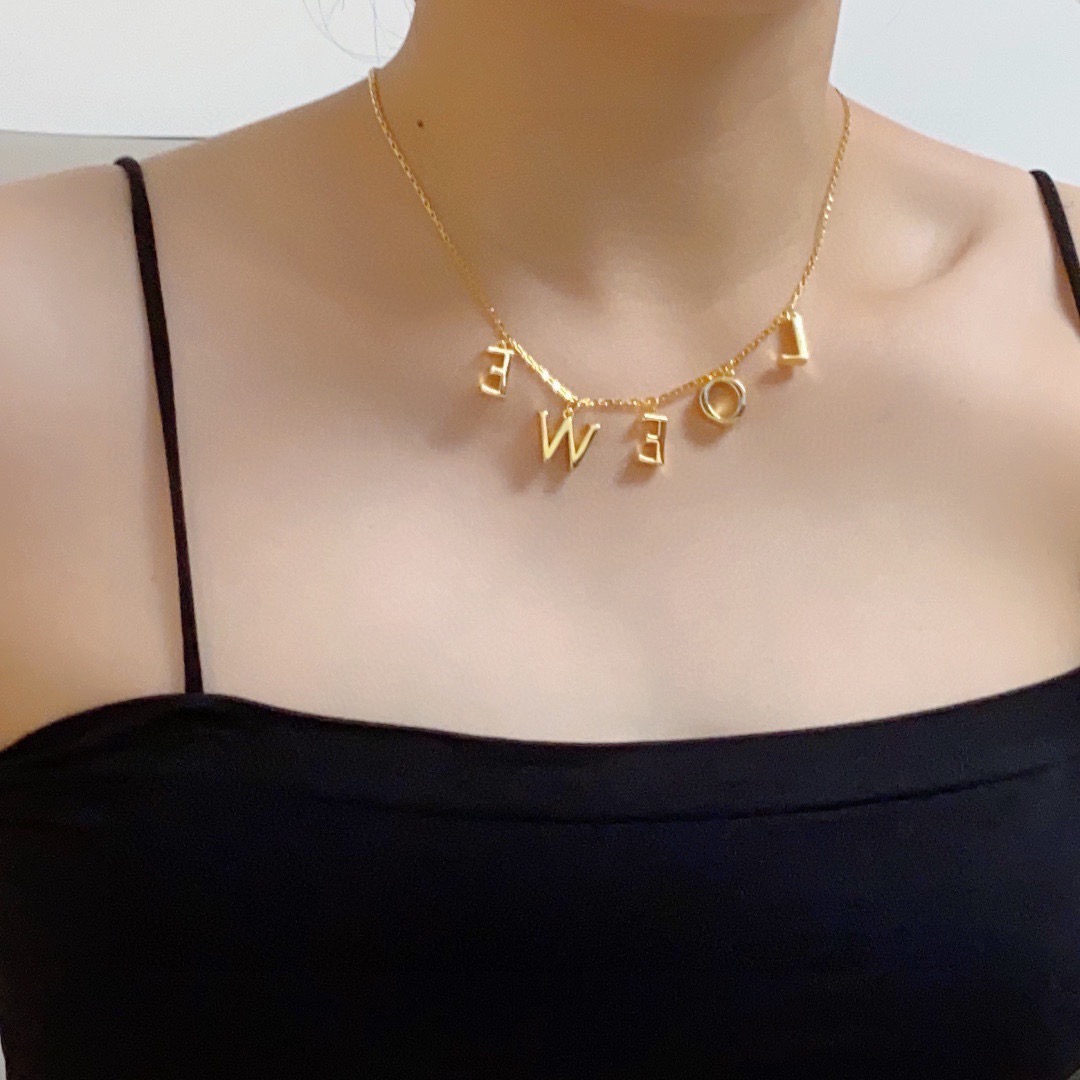 NO:864797,The design of the new LOEWE letter necklace is really amazing and very artistic!  Its logo is the most beautiful art!  The square design of the chain interlocks with the golden line pattern logo, and the details are processed very delicately and smoothly!  All styles of clothing are invincible and versatile!  The upper body effect is very good, the jewelry is exquisite, loewe, loewe, necklace19860909新款LOEWE罗意威字母项链的设计真的很厉害,非常的艺术！它的logo就是最美的艺术！链条方形设计环环相扣金色线条花纹logo 细节处理的非常细腻光滑！各种造型服装都是无敌百搭！上身效果非常棒,饰品精品,loewe,loewe,necklace,Jewelry
