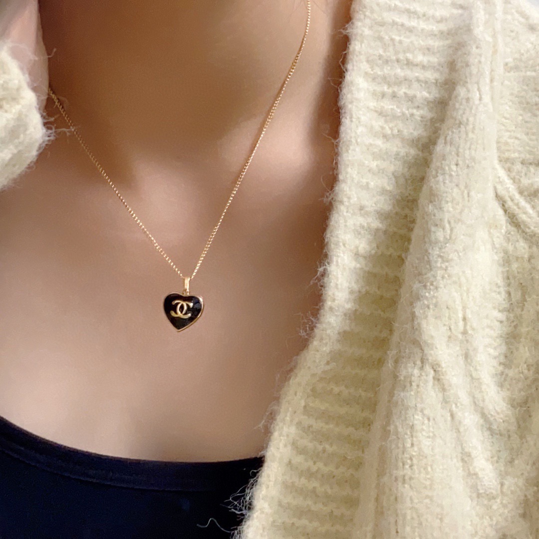 NO:864809,Xiaohongshu recommends Chanel's latest double-C black love necklace, 14K stainless steel, color-preserving and super personalized. It is very versatile. The overall details are very surprising. The design is full of sense. It not only brings out personal confidence and taste, the style is elegant and fashionable, highlighting the French elegance. The meticulous details make it more attractive to wear. Boutique jewelry, chanel, chanel, necklace19860909小红书推荐爆款香奈儿Chanel最新款双C黑色爱心项链14K精钢保色超个性,百搭款特别特别赞,整体细节非常令人惊喜,设计感十足,不仅带出个人自信及品味,款式典雅而时尚,突显法式高雅气息,加上一丝不苟的细节,使得佩戴起来更具吸引力,饰品精品,chanel,chanel,necklace,Jewelry