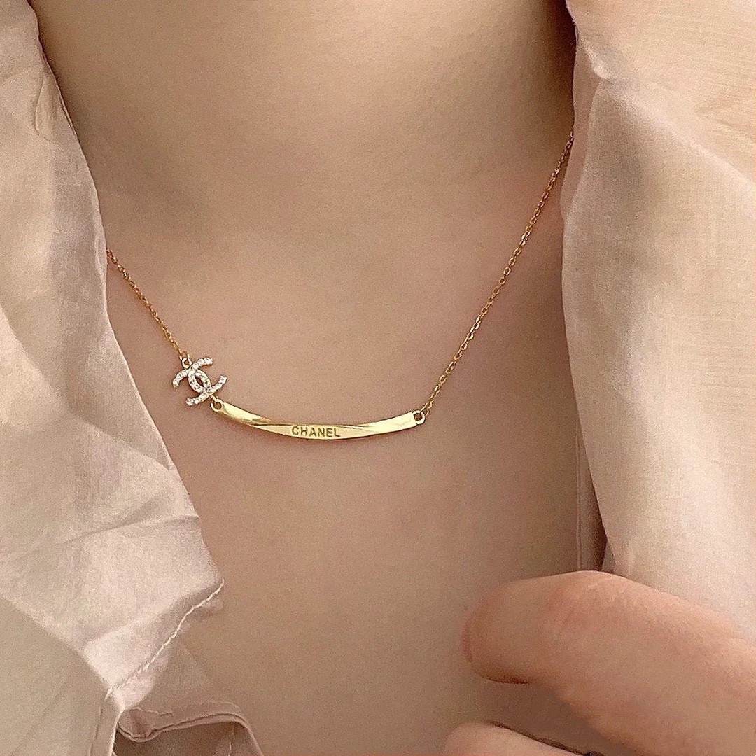 NO:864821,Dongdaemun Korean version Xiao Xiangfeng Smiley Face Necklace Xiaohongshu recommends the popular Chanel's latest double C necklace with diamonds, real gold, color-preserving and super personalized, the versatile style is particularly amazing, the overall details are very surprising, full of design, not only brings out personal confidence and taste, the style is elegant and fashionable, highlighting the French elegance, coupled with meticulous details, making it more attractive to wear, fine jewelry, chanel, chanel, necklace19860909东大门韩版小香风笑脸项链 小红书推荐爆款香奈儿Chanel最新款双C带钻项链真金保色超个性,百搭款特别特别赞,整体细节非常令人惊喜,设计感十足,不仅带出个人自信及品味,款式典雅而时尚,突显法式高雅气息,加上一丝不苟的细节,使得佩戴起来更具吸引力,饰品精品,chanel,chanel,necklace,Jewelry