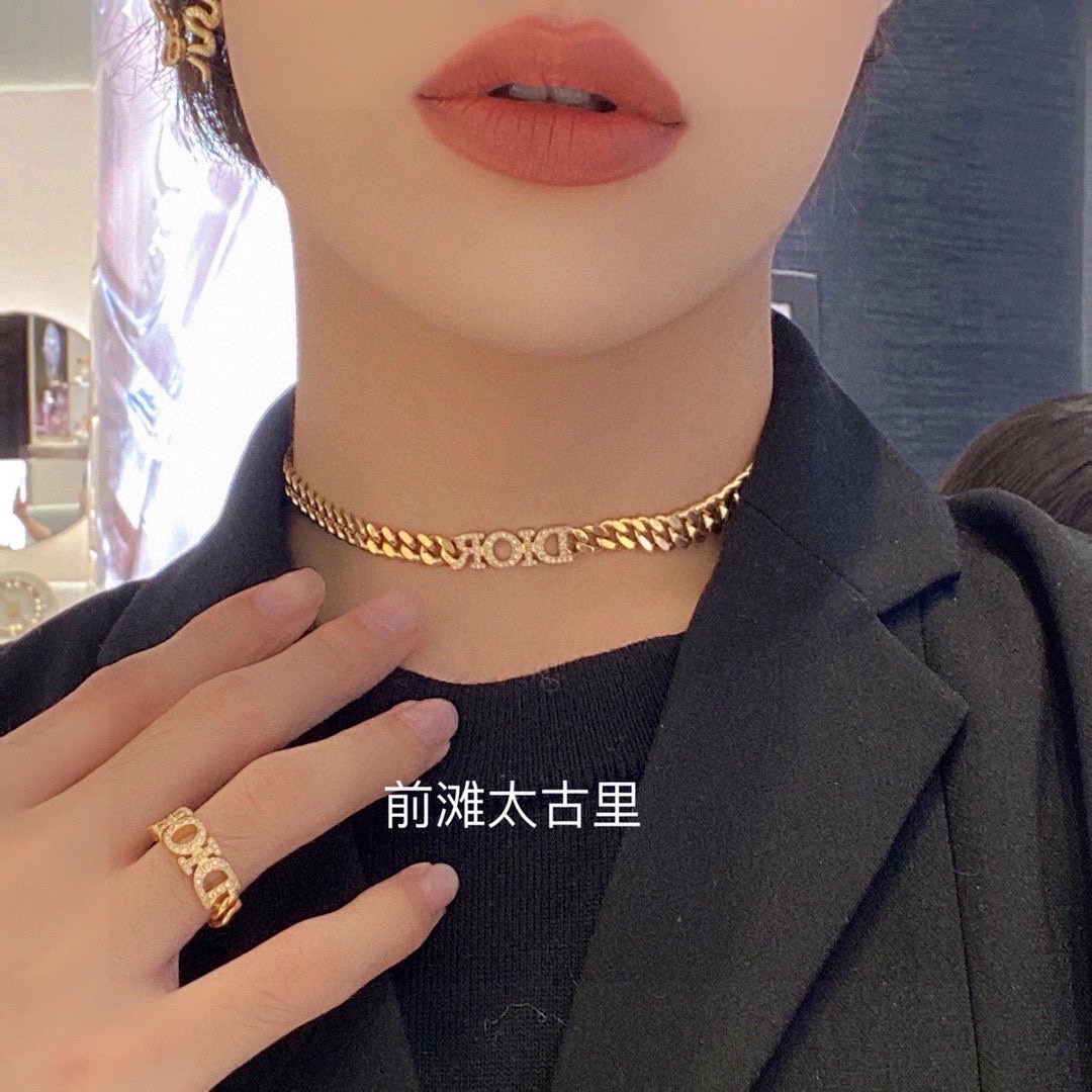 NO:864833,[Dior Chain Letter Necklace] The classic chain + letter logo design, the shape is minimalist and grand, concise and clear, the temperament is elegant and noble, and it does not lack the fairy atmosphere!  Highly recommended, the length of the chain is adjustable, adding extra discretion to your look, making you look pretty and age-reducing!  , jewelry boutique, dior, dior, necklace19860909【迪奥Dior链条字母项链】经典的链条+字母Logo设计,造型极简且大气,简洁明了,气质优雅矜贵,又不缺乏仙女气息！非常推荐,链条长短可调节,为你的打扮增添小心机,美美的很仙很减龄！,饰品精品,dior,dior,necklace,Jewelry