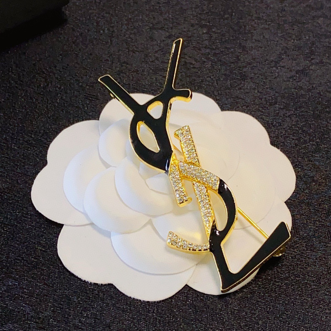 NO:864844,YSL YSL Yves Saint Laurent counters are launching new diamond-encrusted black brooches at the same time. Yves Saint Laurent is the accessory that understands women best. Women who devote all their efforts to being themselves tend to cherish the meaning of brooches more. Ms. Yves Saint Laurent pins the brooch on her hat and tells the fashionable ladies who imitate her [Broches are very practical. They can be pinned on suit collars, pockets, hats, belts or evening gowns. Boutique jewelry, saint laurent, saint laurent, business  suit, brooch, breastpin, hats19860909YSL圣罗兰专柜新款同步上新镶钻黑色胸针,圣罗兰是最懂女人的饰物.那些倾注了全部心血去做自己的女人,往往更珍惜胸针的意义.圣罗兰女士把胸针别在帽子上,并告诉那些模仿她的时髦女士们[胸针可是非常实用,它可以别在西装领上、口袋上、帽子上、腰带上或者是晚礼服上,饰品精品,saint laurent,saint laurent,business suit,brooch，breastpin,hats,Jewelry