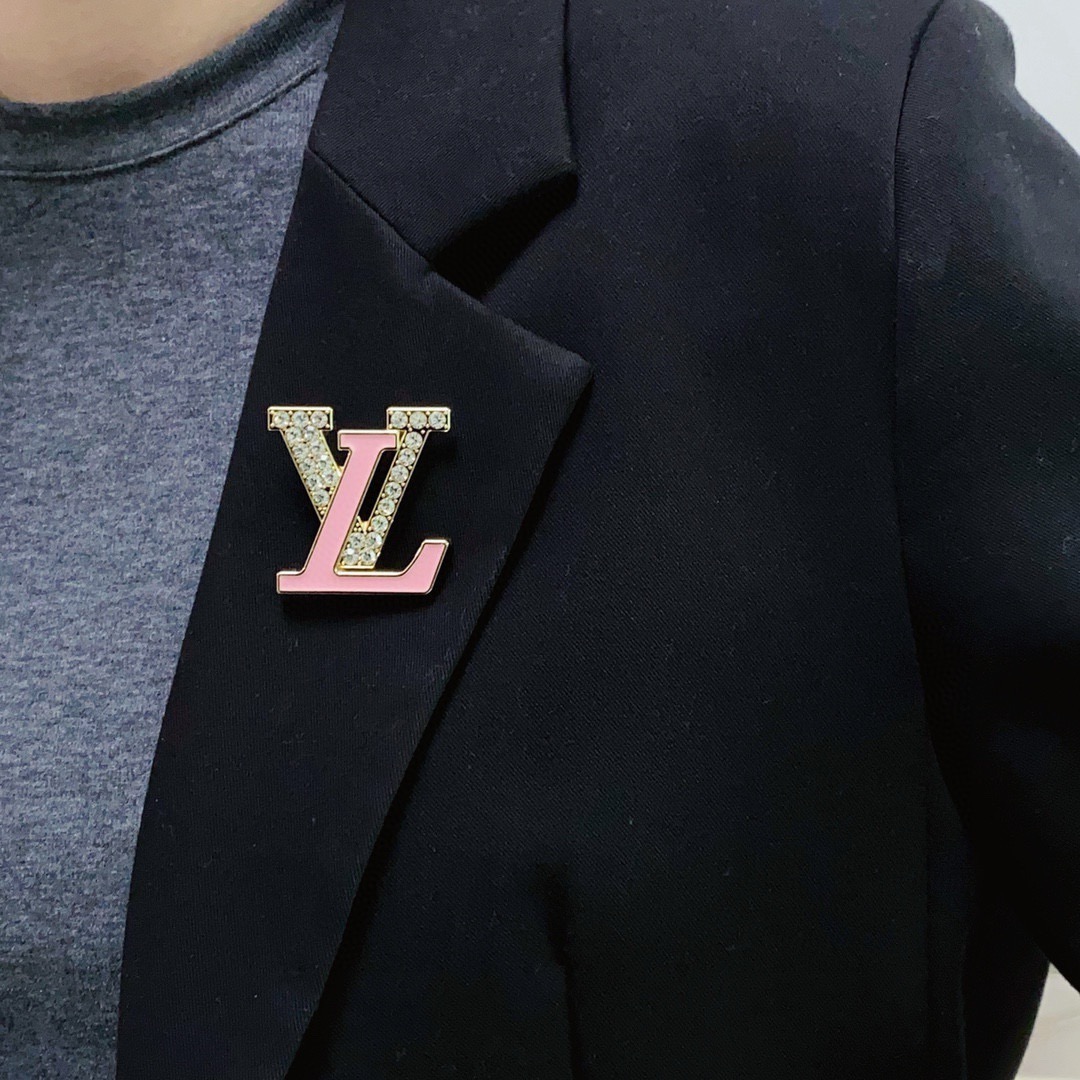 NO:864761,Louis Vuitton Louis Vuitton counter's new oil-dropped diamond colored brooch, LV is the accessory that understands women best. Those women who put all their efforts into being themselves often cherish the meaning of the brooch more. Ms. LV pinned the brooch on her hat and told the fashionable ladies who imitated her [Broches are very practical. They can be pinned on the suit collar, pocket, hat, belt or evening dress. Boutique jewelry, louis vuitton, louis  vuitton,louis vuitton,business suit,brooch,breastpin,hats19860909Louis Vuitton 路易威登 专柜新款滴油镶钻彩色胸针,Lv是最懂女人的饰物.那些倾注了全部心血去做自己的女人,往往更珍惜胸针的意义.LV女士把胸针别在帽子上,并告诉那些模仿她的时髦女士们[胸针可是非常实用,它可以别在西装领上、口袋上、帽子上、腰带上或者是晚礼服上,饰品精品,louis vuitton,louis vuitton,louis vuitton,business suit,brooch，breastpin,hats,Jewelry
