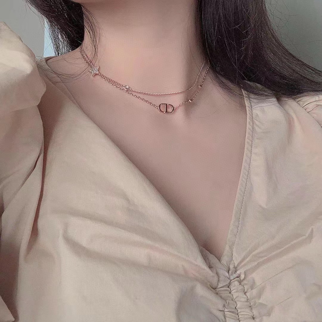NO:864771,Dior's latest fashionable five-pointed star with diamonds and CD letters rose gold double-layer necklace is super personalized, the versatile style is particularly good, the overall details are very surprising, full of design, not only brings out personal confidence and taste, the style is elegant and fashionable, highlighting the French elegance, coupled with meticulous details, makes it more attractive to wear, fine jewelry, dior, dior, necklace19860909迪奥Dior最新款时尚五角星镶钻CD字母玫瑰金双层项链超个性,百搭款特别特别赞,整体细节非常令人惊喜,设计感十足,不仅带出个人自信及品味,款式典雅而时尚,突显法式高雅气息,加上一丝不苟的细节,使得佩戴起来更具吸引力,饰品精品,dior,dior,necklace,Jewelry