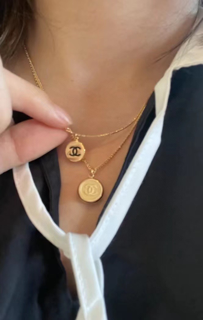 NO:864804,Chanel Chanel's latest double C antique gold bean necklace is super beautiful and personalized when worn in stacks. The versatile style is particularly amazing. The overall details are very surprising. The design is full of sense. It not only brings out personal confidence and taste, the style is elegant and fashionable, highlighting the French elegance. The meticulous details make it more attractive to wear. Boutique jewelry, chanel, chanel, necklace19860909香奈儿Chanel最新款双C中古金豆豆项链叠戴超级好看超个性,百搭款特别特别赞,整体细节非常令人惊喜,设计感十足,不仅带出个人自信及品味,款式典雅而时尚,突显法式高雅气息,加上一丝不苟的细节,使得佩戴起来更具吸引力,饰品精品,chanel,chanel,necklace,Jewelry