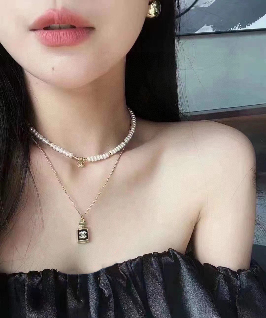 NO:864816,Xiaohongshu's hot new Chanel's latest double C pearl necklace is more beautiful and personalized when stacked. The versatile style is particularly amazing. The overall details are very surprising. The design is full of sense. It not only brings out personal confidence and taste, the style is elegant and fashionable, highlighting the French elegance. The meticulous details make it more attractive to wear. Boutique jewelry, chanel, chanel, necklace19860909小红书火爆新款香奈儿Chanel最新款双C珍珠项链叠戴更加好看超个性,百搭款特别特别赞,整体细节非常令人惊喜,设计感十足,不仅带出个人自信及品味,款式典雅而时尚,突显法式高雅气息,加上一丝不苟的细节,使得佩戴起来更具吸引力,饰品精品,chanel,chanel,necklace,Jewelry