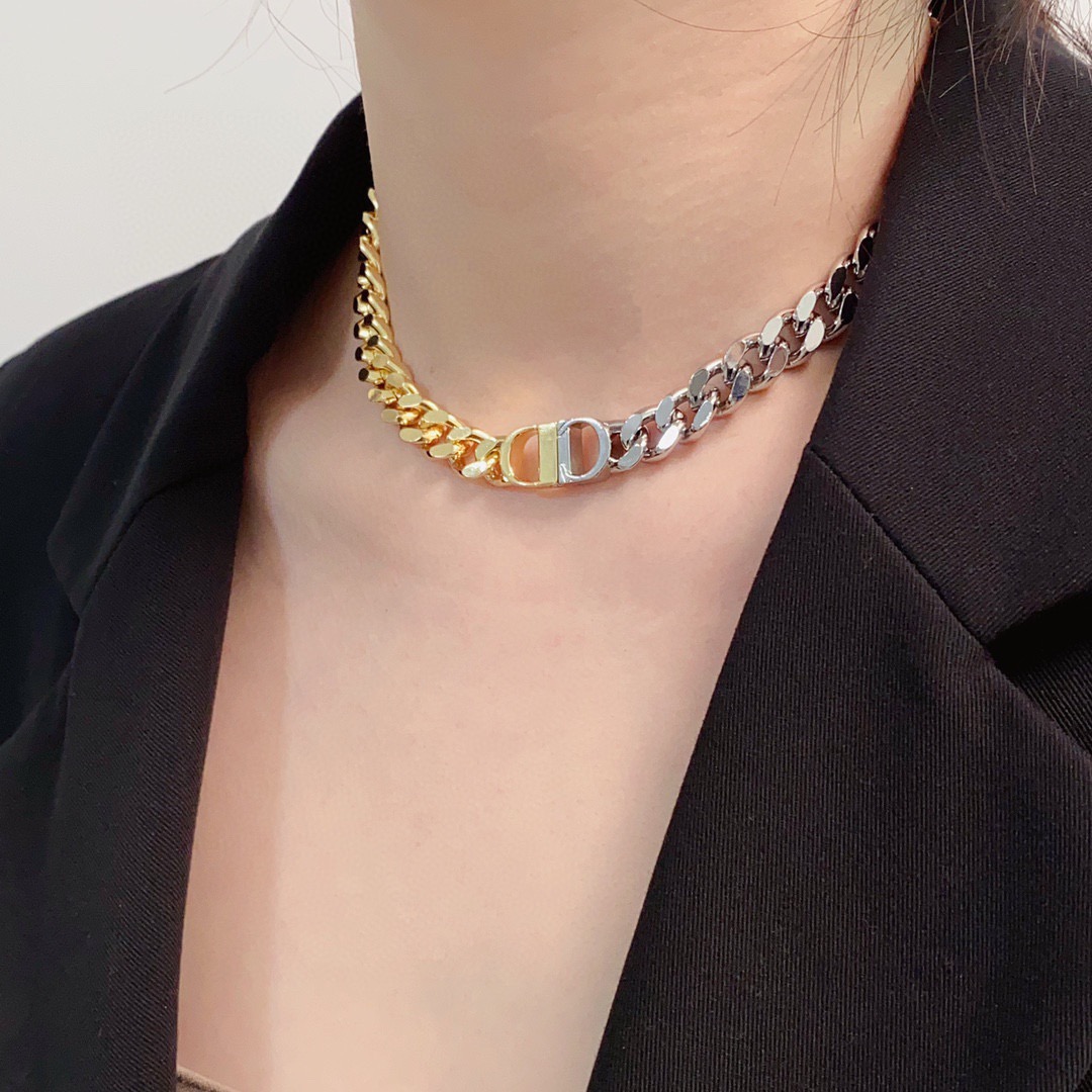 NO:864828,Dior gold and silver letters are matched with a thick necklace. It looks very high-end when worn. Xiaohongshu recommends that the texture of the thick clavicle chain is matched with the letter logo and black embellishment. It is elegant and elegant. A high-end design for ladies and fairies. It is a must-have item for summer. The high version is one-to-one. The authentic version at the counter uses the advanced buckle opening method. Like it. Boutique jewelry, dior, dior, necklace.19860909迪奥Dior字母金银搭配粗项链 佩戴上去非常高级小红书推荐粗锁骨链质感以字母标志搭配 黑色点缀 气质优雅 名媛仙女的高档次设计夏天搭配必备单品高版本一比一专柜正品同款采用先进卡扣开启方式赞,饰品精品,dior,dior,necklace,Jewelry