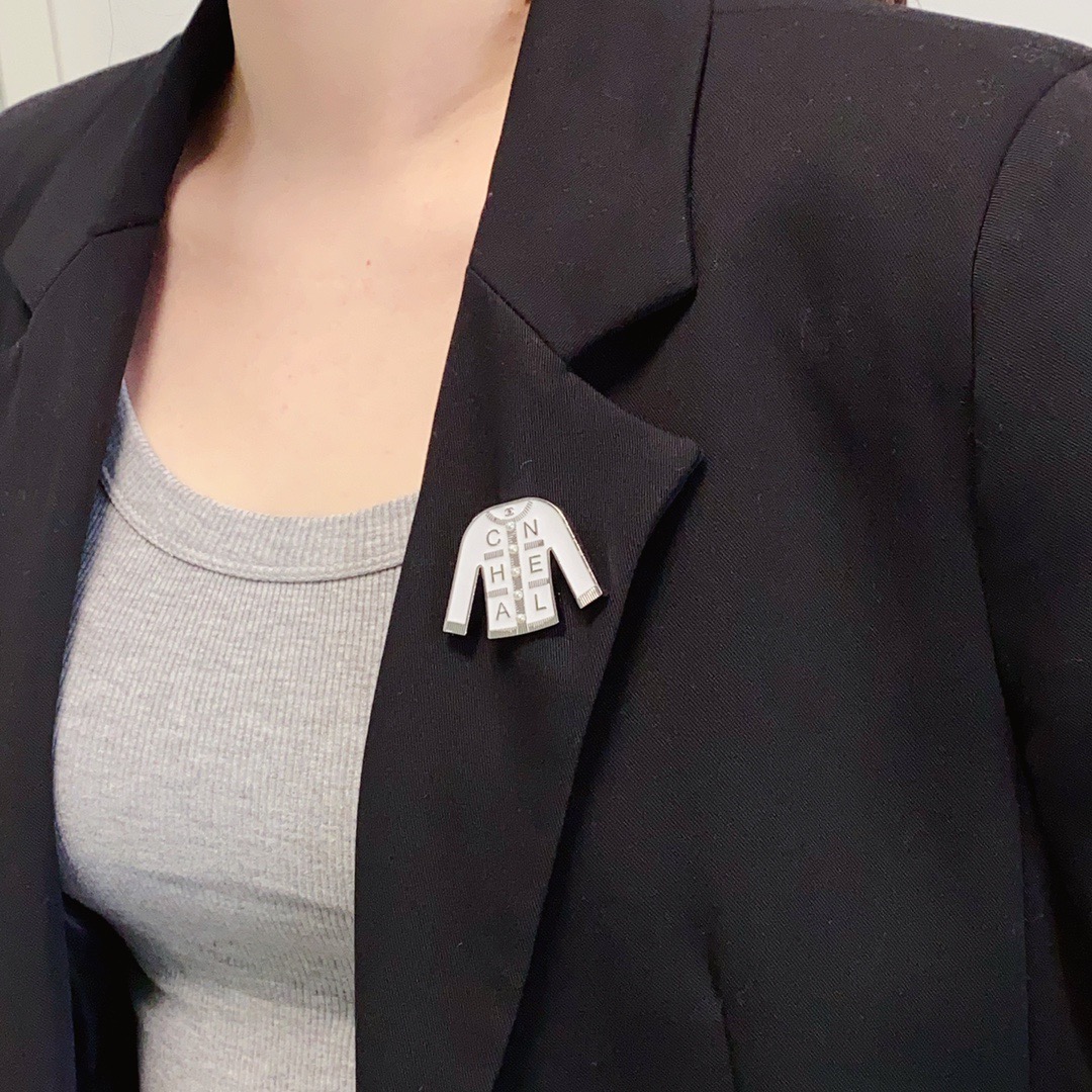 NO:880108,CHANEL Xiaoxiang counter's new black and white Chanel brooch is the accessory that understands women best. Women who put all their efforts into being themselves tend to cherish the meaning of the brooch more. Ms. Chanel pinned the brooch on her hat and told the fashionable ladies who imitated her that 'brooches are very practical. They can be pinned on suit collars, pockets, hats, belts or evening gowns. Boutique jewelry, chanel, chanel, business  suit, brooch, breastpin, hats19860909CHANEL小香 专柜新款黑白色衣服香奈儿胸针,是最懂女人的饰物.那些倾注了全部心血去做自己的女人,往往更珍惜胸针的意义.香奈儿女士把胸针别在帽子上,并告诉那些模仿她的时髦女士们[胸针可是非常实用,它可以别在西装领上、口袋上、帽子上、腰带上或者是晚礼服上,饰品精品,chanel,chanel,business suit,brooch，breastpin,hats,Jewelry