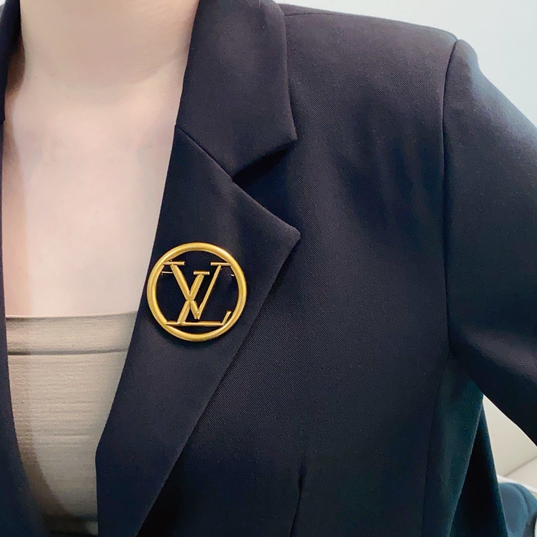 NO:880109,LV Louis Vuitton counter's new retro gold brooch is the accessory that best understands women. Women who have devoted all their efforts to being themselves tend to cherish the meaning of the brooch more. Ms. LV pinned the brooch on her hat and told the fashionable ladies who imitated her [Broches are very practical. They can be pinned on the collar of a suit, on a pocket, on a hat, on a belt or on an evening dress. Boutique jewelry, louis vuitton, louis vuitton, business  suit, brooch, breastpin, hats19860909Lv路易威登专柜新款复古金胸针,是最懂女人的饰物.那些倾注了全部心血去做自己的女人,往往更珍惜胸针的意义.LV女士把胸针别在帽子上,并告诉那些模仿她的时髦女士们[胸针可是非常实用,它可以别在西装领上、口袋上、帽子上、腰带上或者是晚礼服上,饰品精品,louis vuitton,louis vuitton,business suit,brooch，breastpin,hats,Jewelry
