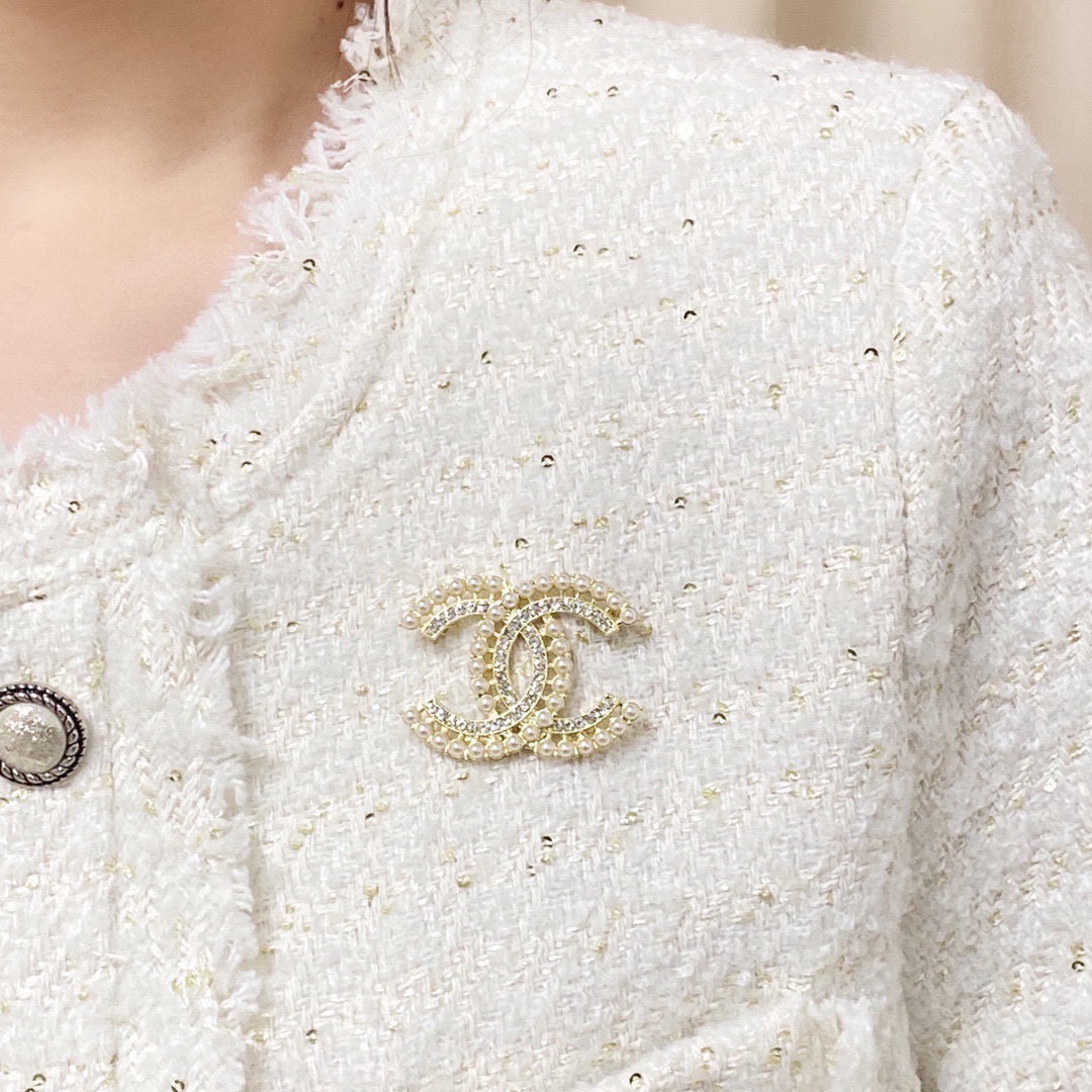 NO:880110,CHANEL Xiaoxiang counter's new pearl diamond Chanel brooch is the accessory that understands women best. Women who devote all their efforts to being themselves tend to cherish the meaning of the brooch more. Ms. Chanel pinned the brooch on her hat and told the fashionable ladies who imitated her that 'brooches are very practical. They can be pinned on suit collars, pockets, hats, belts or evening gowns. Boutique jewelry, chanel, chanel, business  suit, brooch, breastpin, hats19860909CHANEL小香 专柜新款珍珠钻香奈儿胸针,是最懂女人的饰物.那些倾注了全部心血去做自己的女人,往往更珍惜胸针的意义.香奈儿女士把胸针别在帽子上,并告诉那些模仿她的时髦女士们[胸针可是非常实用,它可以别在西装领上、口袋上、帽子上、腰带上或者是晚礼服上,饰品精品,chanel,chanel,business suit,brooch，breastpin,hats,Jewelry