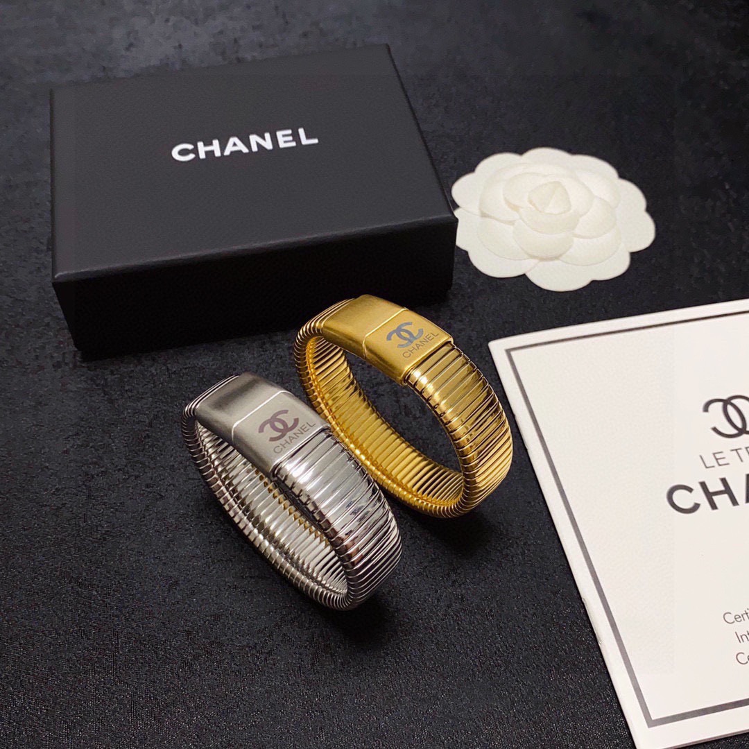 NO:880113,Chanel spring stretch plaid bracelet is super heavy-duty bling bling, the color matching is very good, and it has a high-end feel. It has a high-end goddess temperament. The 14K stainless steel material is non-allergenic and does not fade. With logo, one-to-one exquisite craftsmanship, extremely classic charm, high cost-effectiveness. A must-have choice, the effect is great and it is versatile!  , jewelry boutique, chanel, chanel, bracelet19860909香奈儿Chanel弹簧弹力格子手镯超重工bling bling,颜色搭配得非常好高级感 女神气质高端 14K精钢材质不过敏不褪色.带logo一比一精美工艺,经典至极的魅物,性价比高 必备必入之选上手效果非常棒而且还很百搭！,饰品精品,chanel,chanel,bracelet,Jewelry