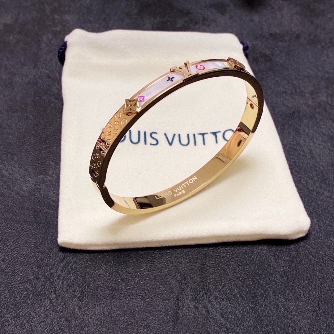 NO:880131,The new LV Louis Vuitton series bracelets can be worn by men and women, unisex style!  Top craftsmanship, CNC cutting, imported engraving machine engraving, heavy craftsmanship, fried chicken texture, high-end texture, super good Lv bracelet, gold color, jewelry boutique, louis vuitton, louis vuitton, bracelet, gold19860909新款 LV路易威登系列手镯 男女可戴 中性款！顶级工艺 cnc切割 进口雕刻机雕刻 重工打造 炒鸡质感高档质感超级好的一款Lv手镯黄金色,饰品精品,louis vuitton,louis vuitton,bracelet,gold,Jewelry
