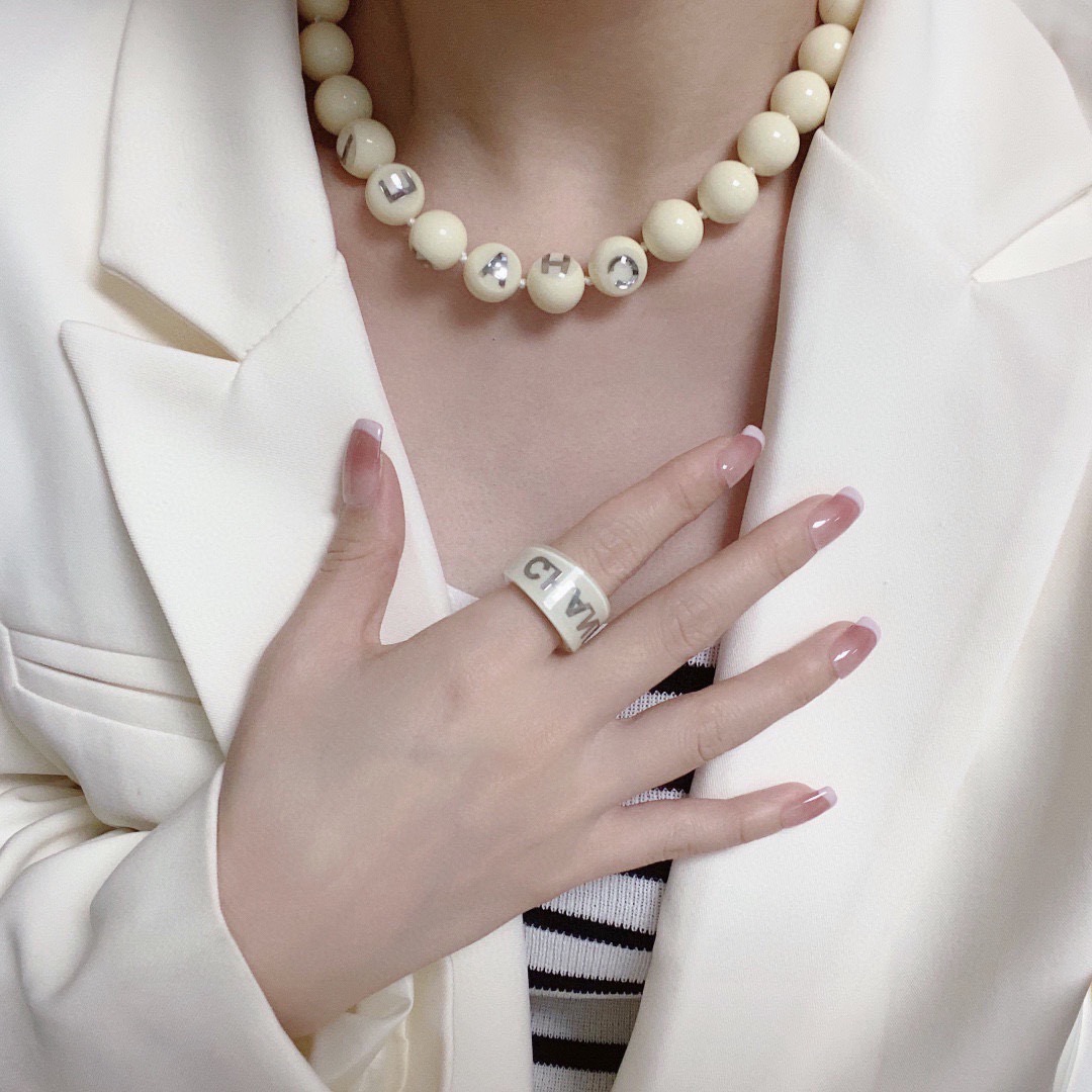 NO:880141,Xiaohongshu recommends the new Chanel Chanel letter double C fashionable Korean version of high-end acrylic imported bead necklace, the classic hot hot model is coming. The big brand Xiang Nai Nai. This brand is absolutely known among fashionable women. It is a well-known brand that knows everything about its classics and time. It is a must-have for every shipment. It is a well-known brand that synchronizes with the genuine counters and opens molds. Exclusive high-end quality, super easy to sell and super popular, fine jewelry, chanel, chanel, necklace19860909小红书推荐新款香奈儿Chanel字母双C时尚韩版高级亚克力进口珠子项链,经典火热爆款来袭大牌香奶奶这个品牌在时尚女性当中绝对无所不知都知道它的经典与岁月逢出货必火的一个知名品牌同步专柜正品开模独家高端品质超好卖超抢手,饰品精品,chanel,chanel,necklace,Jewelry