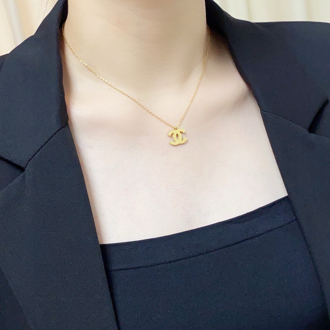 NO:880151,Chanel Chanel's latest double C letter fashion gold thin necklace 14K stainless steel color retention is super personalized, the versatile style is particularly good, the overall details are very surprising, full of design, not only brings out personal confidence and taste, the style is elegant and fashionable, highlighting the French elegance, coupled with meticulous details, makes it more attractive to wear, fine jewelry, chanel, chanel, necklace, gold19860909香奈儿Chanel双C字母最新款时尚黄金色细项链14K精钢保色超个性,百搭款特别特别赞,整体细节非常令人惊喜,设计感十足,不仅带出个人自信及品味,款式典雅而时尚,突显法式高雅气息,加上一丝不苟的细节,使得佩戴起来更具吸引力,饰品精品,chanel,chanel,necklace,gold,Jewelry