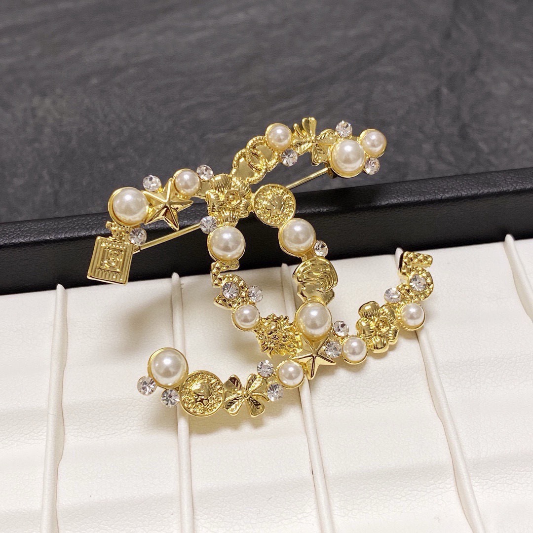 NO:880116,CHANEL Xiaoxiang's new counters are synchronized with the new Chanel brooch, which is the accessory that best understands women. Women who devote all their efforts to being themselves tend to cherish the meaning of the brooch more. Ms. Chanel pinned the brooch on her hat and told the fashionable ladies who imitated her [Broches are very practical. They can be pinned on the collar of a suit, on a pocket, on a hat, on a belt or on an evening dress. Boutique jewelry, chanel, chanel, business  suit, brooch, breastpin, hats19860909CHANEL小香 专柜新款同步上新香奈儿胸针,是最懂女人的饰物.那些倾注了全部心血去做自己的女人,往往更珍惜胸针的意义.香奈儿女士把胸针别在帽子上,并告诉那些模仿她的时髦女士们[胸针可是非常实用,它可以别在西装领上、口袋上、帽子上、腰带上或者是晚礼服上,饰品精品,chanel,chanel,business suit,brooch，breastpin,hats,Jewelry