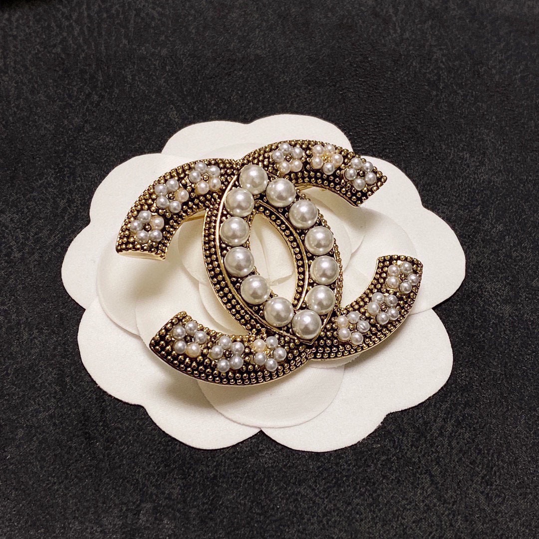NO:880124,CHANEL Xiaoxiang's new counters are synchronized with the new Chanel brooch, which is the accessory that best understands women. Women who devote all their efforts to being themselves tend to cherish the meaning of the brooch more. Ms. Chanel pinned the brooch on her hat and told the fashionable ladies who imitated her [Broches are very practical. They can be pinned on the collar of a suit, on a pocket, on a hat, on a belt or on an evening dress. Boutique jewelry, chanel, chanel, business  suit, brooch, breastpin, hats19860909CHANEL小香 专柜新款同步上新香奈儿胸针,是最懂女人的饰物.那些倾注了全部心血去做自己的女人,往往更珍惜胸针的意义.香奈儿女士把胸针别在帽子上,并告诉那些模仿她的时髦女士们[胸针可是非常实用,它可以别在西装领上、口袋上、帽子上、腰带上或者是晚礼服上,饰品精品,chanel,chanel,business suit,brooch，breastpin,hats,Jewelry