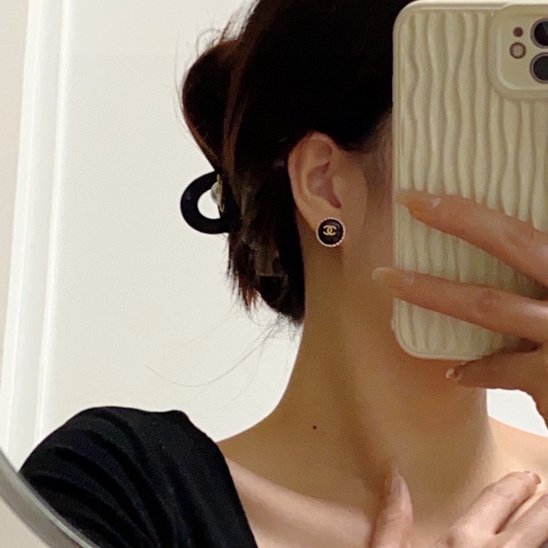 NO:880155,The new Chanel Xiaoxiang high-end black earrings are available at the counter. The original earrings are made of the same material and matched with sterling silver needle earrings. They are carefully crafted to create the highest cost-effectiveness and the highest quality on the Internet. The upper ear effect is particularly beautiful!  It’s so beautiful!  Suitable for various festive occasions, fine jewelry, chanel, earrings, pure silver19860909新款Chanel 小香 高级黑耳钉 专柜同步上新 耳环 原版一致材质搭配纯银针耳环 精工细作打造全网最高性价比最高品质上耳效果特别好看！简直美腻了！适合各种喜庆场合,饰品精品,chanel,earrings,pure silver,Jewelry