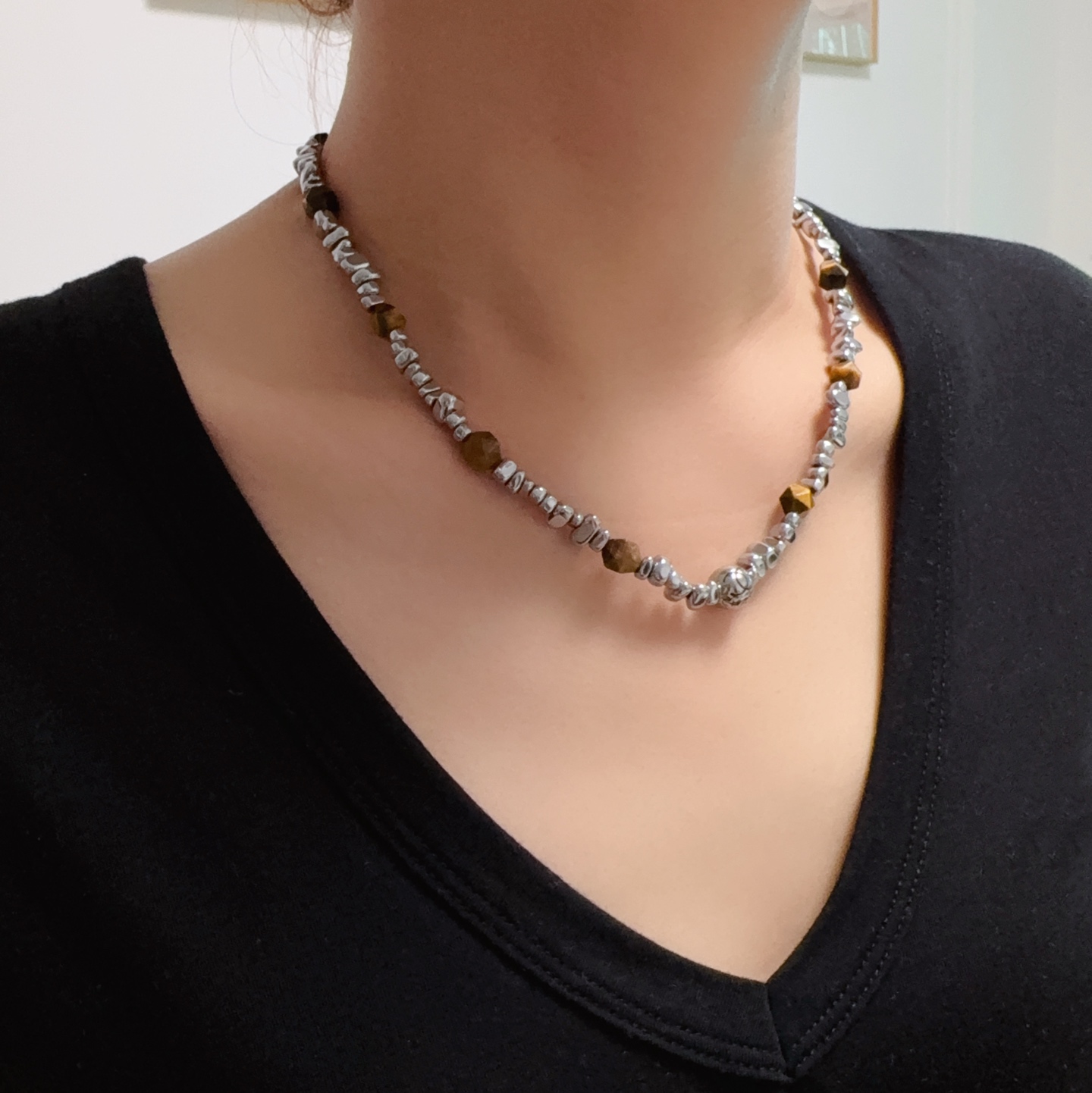 NO:896306,Chanel Chanel double C letter ball pendant, the latest fashionable tiger eye stone silver beanie silver thick necklace, color retention and super personality, the versatile style is particularly good, the overall details are very surprising, full of design, not only brings out personal confidence and taste, the style is elegant and fashionable, highlighting the French elegance, plus meticulous details, making it more attractive to wear, fine jewelry, chanel, chanel, necklace19860909香奈儿Chanel双C字母球型吊坠最新款时尚虎眼石银色豆豆碎银粗项链保色超个性,百搭款特别特别赞,整体细节非常令人惊喜,设计感十足,不仅带出个人自信及品味,款式典雅而时尚,突显法式高雅气息,加上一丝不苟的细节,使得佩戴起来更具吸引力,饰品精品,chanel,chanel,necklace,Jewelry