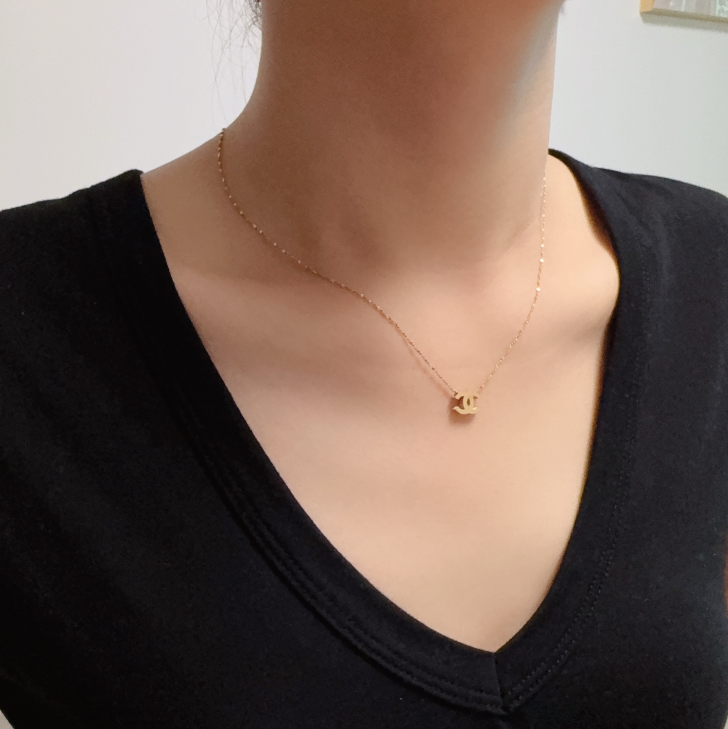 NO:896308,Chanel Chanel Double C pendant is a thin and sparkling necklace, cutting process, bright chain, sparkling 14K stainless steel, color-preserving material, engraved hollow pattern!  Super chic, simple and versatile, literary and artistic personality, bringing you a fashionable experience. Recommended for cracking the wall!  A very easy-to-match, very casual style that can be matched with anything, fine jewelry, chanel, chanel, necklace19860909香奈儿Chanel双C吊坠细一闪闪项链切割工艺亮面链条闪闪发光14K精钢保色材质雕刻镂空图案！超炸Chic感 ,简洁百搭、文艺个性,带给你时髦体验 墙裂推荐！超级好搭配的一款非常休闲的一款 随意搭配都可以,饰品精品,chanel,chanel,necklace,Jewelry