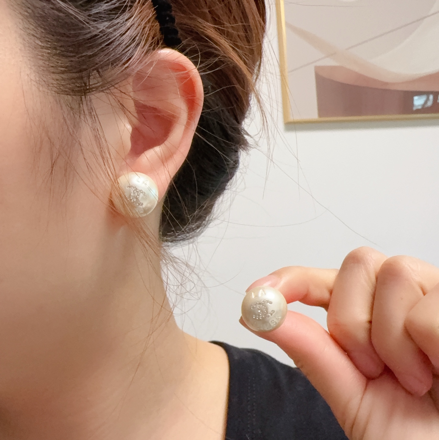NO:896312,Chanel Double C white stud earrings with pearls and diamonds. This is a very good-looking and versatile fashion item that can be matched casually. It is a daily style. It is very flattering to the face. It is very classy and very elegant. The fragrant earrings are so delicate and ladylike. They are made of brass. 9.25 silver needle, fine jewelry, chanel, chanel.19860909Chanel 香奈儿双C镶珍珠镶钻白耳钉 这款随意搭配都是非常好看百搭时尚单品 日常款 很修饰脸型 很上档次的 很优雅气质 香香的耳钉实在是太精致了、淑女大气 真的 黄铜材质 9.25银针,饰品精品,chanel,chanel,Jewelry