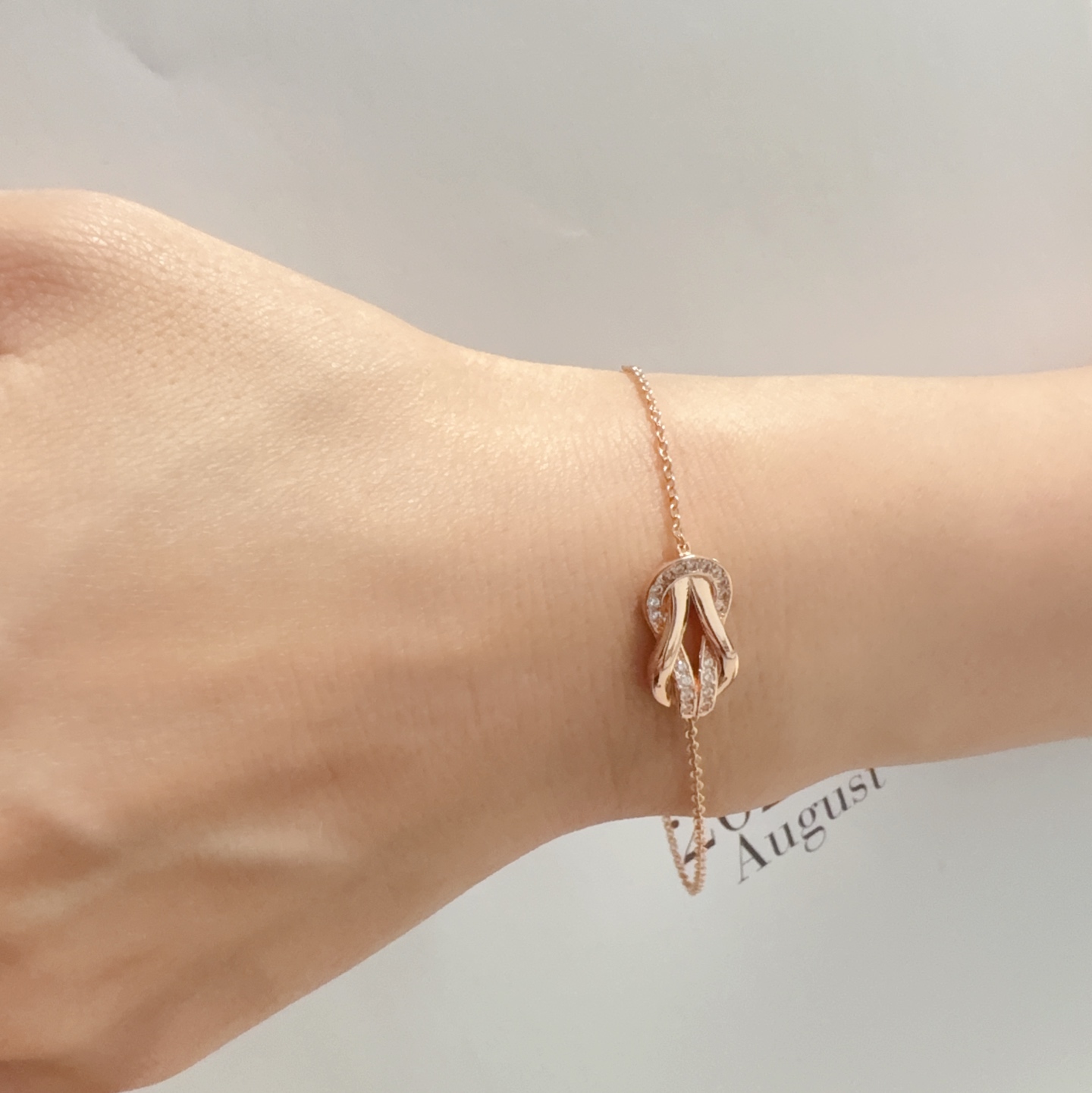 NO:896317,Hot new product release Fred Feiden half-full diamond small horseshoe 8-figure buckle unisex style high-quality small white diamond bracelet big brand fashion exquisite FORCE series necklace high-end customization ~ sub-gold micro-plating 18k gold process Seiko horseshoe buckle head necklace!  The upper body effect is very versatile. Internet celebrity, a must-have item for fashionistas. Rose gold buckles for men and women, couples style, jewelry boutique, necklace, bracelet19860909新品发布火爆费雷德 Fred斐登半满钻小马蹄8字扣中性款高品质小号白钻手链大牌 时尚 精致FORCE 系列项链高端定制～亚金微电镀18k金工艺 精工马蹄扣头项链！上身效果非常百搭 网红达人 时尚一族必备单品 玫瑰金扣头男女同款情侣款,饰品精品,necklace,bracelet,Jewelry