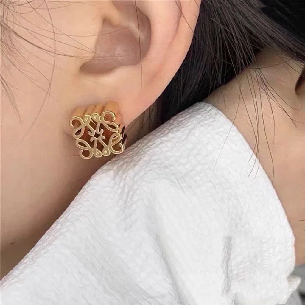 NO:896327,LOEWE rhombus earrings, I immediately fell in love with them at first sight. L0EWE Anagram wire-wrapped three-dimensional hanging earrings and a hoop buckle with LOEWE carved rhombus buckle, exquisite and durable. This is very suitable for any daily wear, ZP consistent brass material, the highest version on the Internet, any comparison is welcome, small details need to be compared, jewelry boutique, loewe, loewe, earrings19860909LOEWE菱形耳钉 第一眼看到立马就喜欢上了 L0EWE 罗意威 Anagram缠丝立体吊耳环以及一个带有LOEWE雕花菱形扣的圈形搭扣,精致耐看 这款非常适合日常任何穿搭,ZP一致黄铜材质,全网最高版本,欢迎任意对比, 小细节要对比,饰品精品,loewe,loewe,earrings,Jewelry