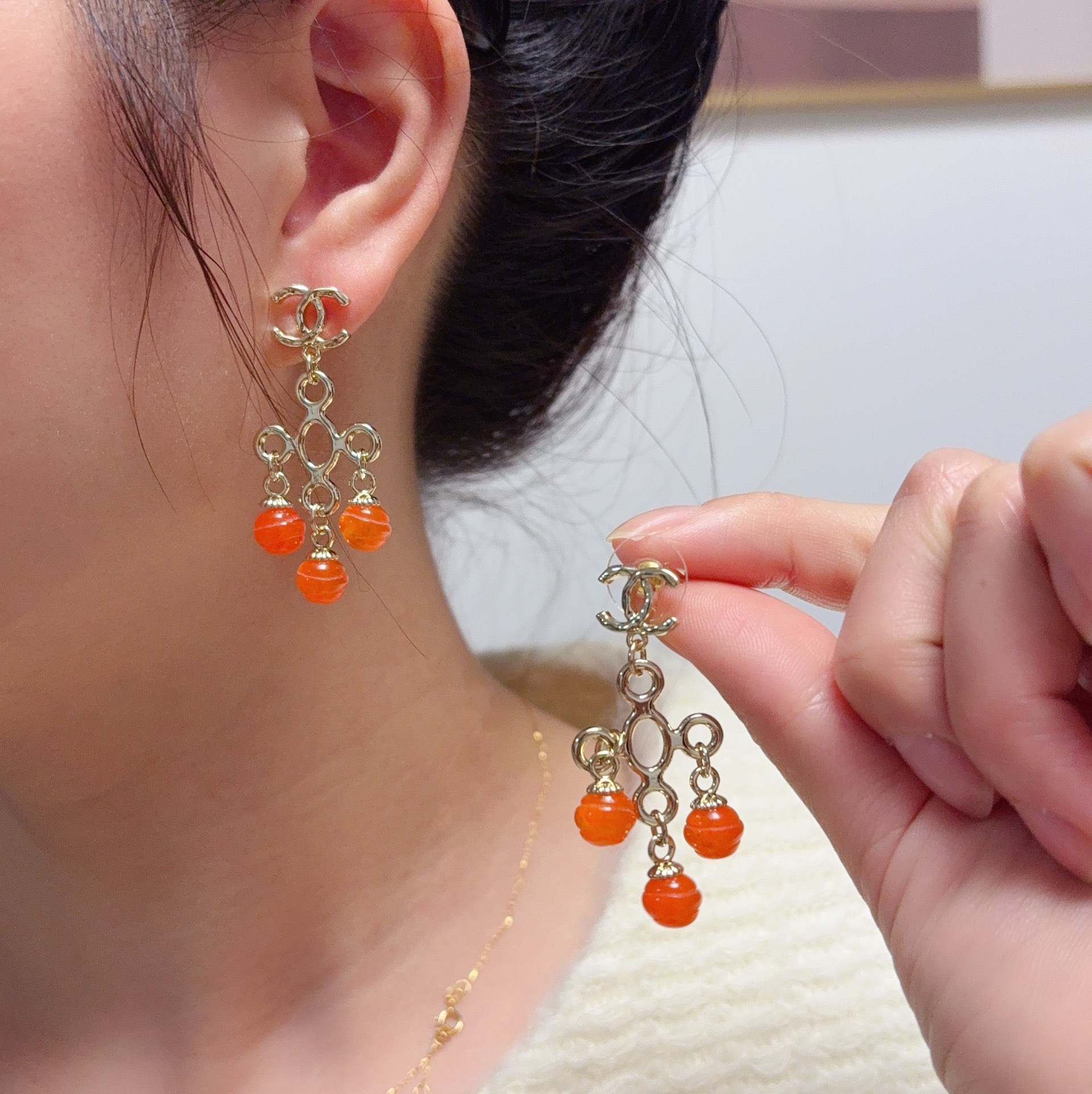 NO:896307,The new [Chanel Chanel] Orange Lantern Candy Tassel Stud Earrings are the highest version on the market!  Chanel earrings are a must-have for goddesses, super slimming, personalized and fashionable, daily essentials, ladylike temperament, noble lady temperament, simple and elegant, versatile earrings, one to one brass material 9.25 silver needle, fine jewelry, chanel, chanel, earrings19860909新款【Chanel香奈儿】橘子灯笼糖果流苏耳钉耳环市面最高版本！香奈儿耳钉女神必备 超级显脸瘦 有个性时尚 日常必备 淑女气质 高贵名媛气质 简约大气百搭款耳钉 一比一黄铜材质9.25银针,饰品精品,chanel,chanel,earrings,Jewelry