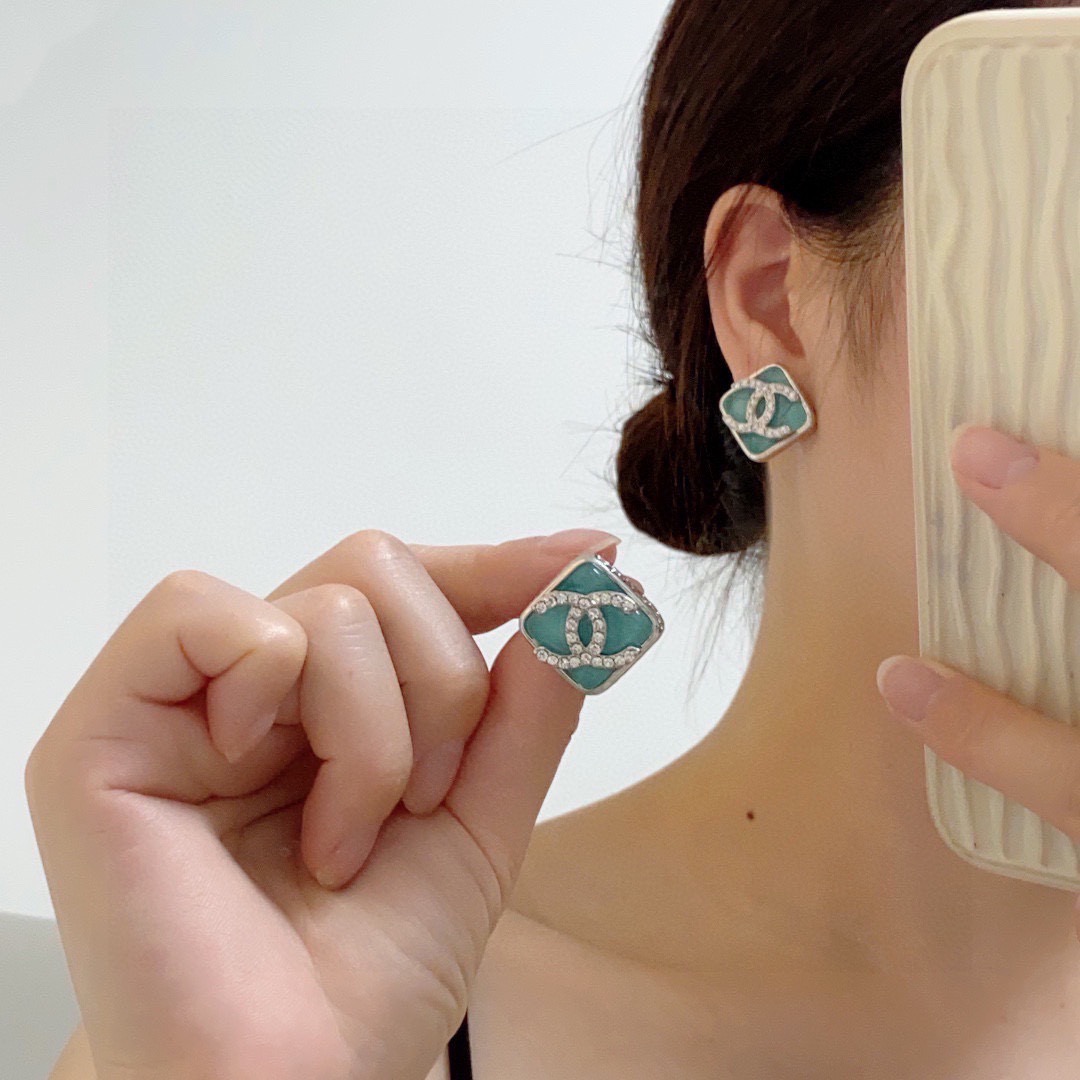 NO:896319,The new Xiaoxiang Chanel light gold light pink diamond-encrusted light blue square earrings. Hot-selling model. Synchronized counters. Exquisite and delicate workmanship. Heavy-duty version. Super fairy and beautiful one. Super careful and flawless. Comparable to zp. You can earn money when you buy it. Earrings, jewelry boutique, chanel, earrings19860909新款小香chanel浅金色浅粉色镶钻爆款浅蓝色方形耳钉 热销款 同步专柜 做工精致细腻 重工版本 超级仙女唯美的一款 超级细心无漏洞 媲美zp 买到就是赚到 耳环,饰品精品,chanel,earrings,Jewelry