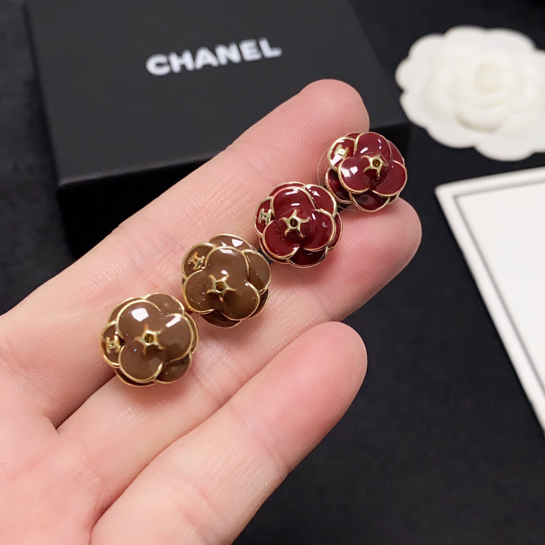 NO:896339,Xiaoxiang CHANEL's hot new product camellia red New Year's red personalized and fashionable earrings. Purchasing level. One-to-one quality. Elegant and generous. The exquisite design is very flattering to the face. Youthful and energetic. I was attracted by this one at a glance. The very beautiful color combination is fashionable and playful. So exquisite, high-quality jewelry, chanel.19860909小香 CHANEL火爆新品山茶花红色新年红个性时尚 耳钉 代购级别 一比一品质 优雅大方精工设计非常修饰脸型 青春活力 一眼就被这款吸引了非常漂亮的颜色搭配时尚又俏皮 好精致,饰品精品,chanel,Jewelry