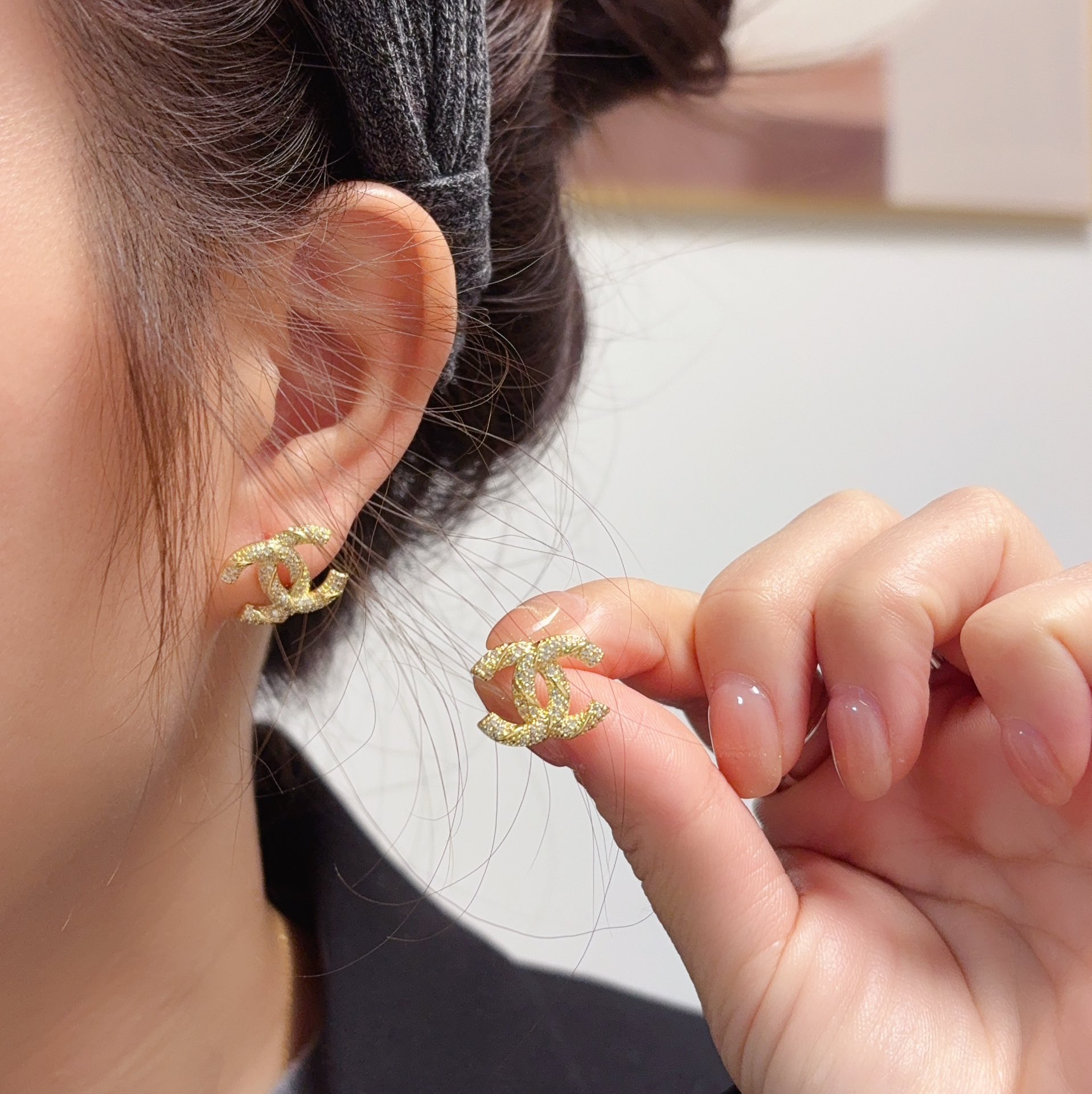 NO:896356,Chanel Xiaoxiang's high-quality simple style gold and silver diamond-encrusted small earrings. These earrings are really beautiful. The design looks simple, but the wearing effect is amazing. Even my small earlobes are very okzp gold steel color-protecting material. The upper ear is super elegant, high-quality jewelry, chanel, earrings19860909Chanel 小香高品质简约风格金银镶钻小耳钉这款耳环真的超级美看着设计简单但是佩戴效果好看到爆就连我这种小耳垂的也很okzp金钢保色材质 上耳超气质优雅,饰品精品,chanel,earrings,Jewelry