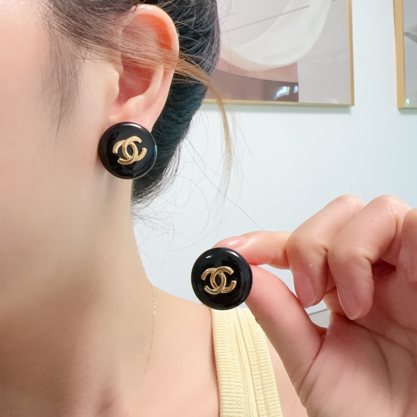 NO:896373,The hottest new model [Chanel Chanel] is black and can be worn with matching earrings. It can be switched back and forth at will. It is very casual and high-end. The highest version on the market!  Chanel earrings are a must-have for goddesses, super slimming, personalized and fashionable, daily essentials, ladylike temperament, noble ladylike temperament, simple and versatile earrings 9.25 silver needle, jewelry boutique, chanel, chanel, earrings19860909劲爆新款【Chanel香奈儿】黑色搭配搭配耳钉还可以前后随意切换佩戴非常休闲和高级感市面最高版本！香奈儿耳钉女神必备 超级显脸瘦 有个性时尚 日常必备 淑女气质 高贵名媛气质 简约大气百搭款耳环9.25银针,饰品精品,chanel,chanel,earrings,Jewelry