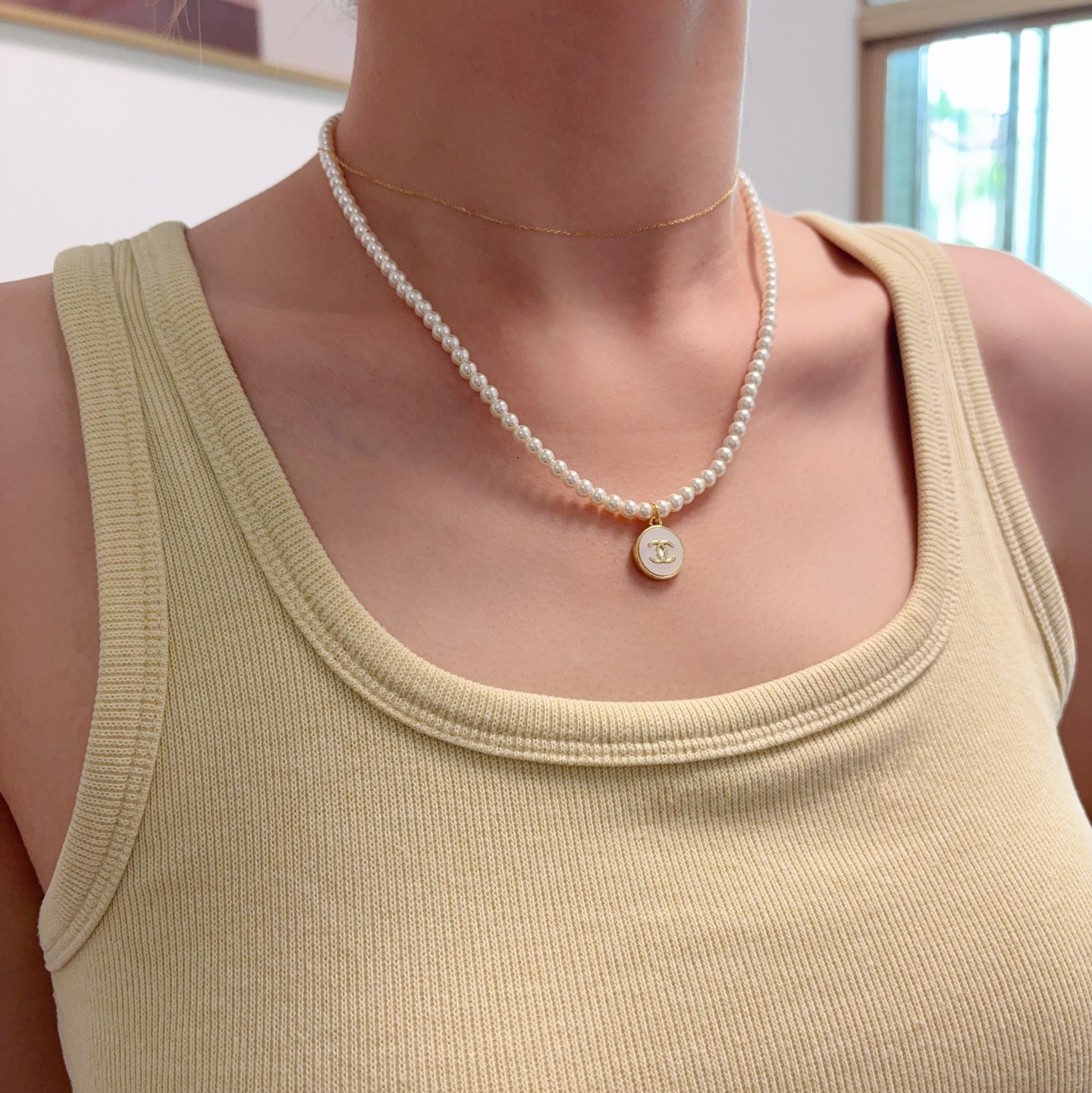 NO:896379,Xiaohongshu's hot new model Chanel's latest double C pearl round pendant necklace is more beautiful and personalized when stacked. The versatile style is particularly good. The overall details are very surprising and full of design. It not only brings out personal confidence and taste, the style is elegant and fashionable, highlighting the French elegance. The meticulous details make it more attractive to wear. Boutique jewelry, chanel, chanel, necklace19860909小红书火爆新款香奈儿Chanel最新款双C珍珠圆牌吊坠项链叠戴更加好看超个性,百搭款特别特别赞,整体细节非常令人惊喜,设计感十足,不仅带出个人自信及品味,款式典雅而时尚,突显法式高雅气息,加上一丝不苟的细节,使得佩戴起来更具吸引力,饰品精品,chanel,chanel,necklace,Jewelry